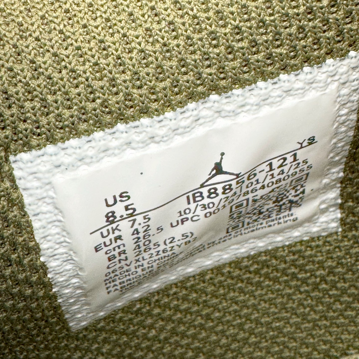 图片[13]-＃KZ神版 Air Jordan Legacy AJ312 复古篮球鞋 IB8856-121 市场最强独一档产物 全套原纸板楦头开发 原厂大底磨具加持立体防滑纹理 原档数据后跟TPU子母扣魔术贴 原装可视Air Sole气垫 原汁原味最完美的312代版型 唯一正确鞋头趴度弧度高度鞋身腰线 进口港宝加持 后跟自然饱满 全鞋荧光划线卡点 追求极致完美 每一双都是工艺品 多重QC质检 超越公司货的品控标准 实实在在的免检产品 鞋身采用了皮革材质打造 横跨鞋面的魔术贴十分吸睛 侧面的Swoosh Logo的一部分被鞋面遮挡了一部分 颇具玩味 魔术贴上标有NK标识 而鞋舌上是Jordan的经典红色飞翼Logo 后跟和鞋底均采用了AJ3的设计 后跟上同样也使用了经典的爆裂纹图案 尺码：36 36.5 37.5 38 38.5 39 40 40.5 41 42 42.5 43 44 44.5 45 46 47.5-选品中心