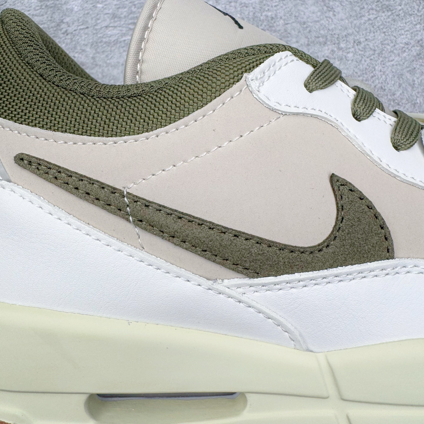 图片[18]-＃KZ神版 Air Jordan Legacy AJ312 复古篮球鞋 IB8856-121 市场最强独一档产物 全套原纸板楦头开发 原厂大底磨具加持立体防滑纹理 原档数据后跟TPU子母扣魔术贴 原装可视Air Sole气垫 原汁原味最完美的312代版型 唯一正确鞋头趴度弧度高度鞋身腰线 进口港宝加持 后跟自然饱满 全鞋荧光划线卡点 追求极致完美 每一双都是工艺品 多重QC质检 超越公司货的品控标准 实实在在的免检产品 鞋身采用了皮革材质打造 横跨鞋面的魔术贴十分吸睛 侧面的Swoosh Logo的一部分被鞋面遮挡了一部分 颇具玩味 魔术贴上标有NK标识 而鞋舌上是Jordan的经典红色飞翼Logo 后跟和鞋底均采用了AJ3的设计 后跟上同样也使用了经典的爆裂纹图案 尺码：36 36.5 37.5 38 38.5 39 40 40.5 41 42 42.5 43 44 44.5 45 46 47.5-选品中心