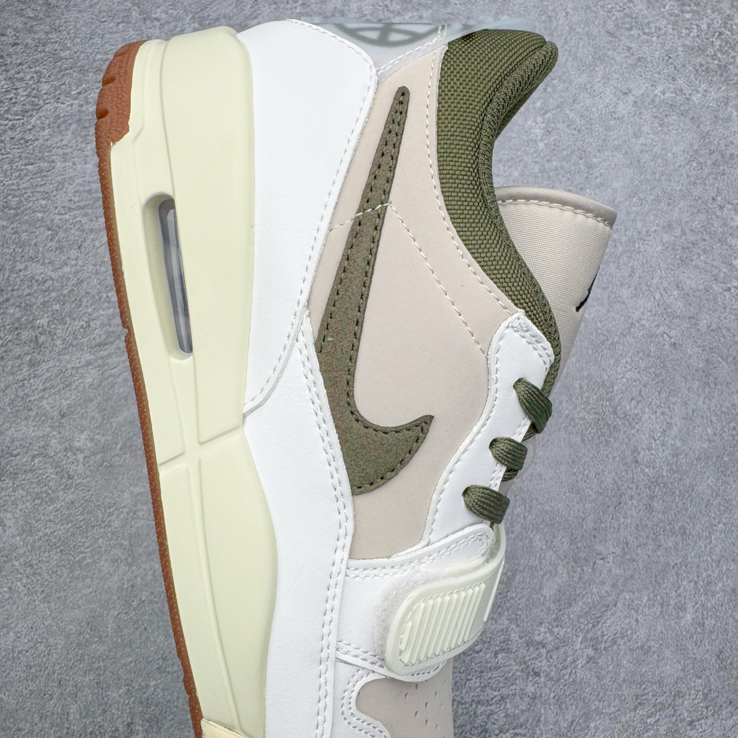 图片[6]-＃KZ神版 Air Jordan Legacy AJ312 复古篮球鞋 IB8856-121 市场最强独一档产物 全套原纸板楦头开发 原厂大底磨具加持立体防滑纹理 原档数据后跟TPU子母扣魔术贴 原装可视Air Sole气垫 原汁原味最完美的312代版型 唯一正确鞋头趴度弧度高度鞋身腰线 进口港宝加持 后跟自然饱满 全鞋荧光划线卡点 追求极致完美 每一双都是工艺品 多重QC质检 超越公司货的品控标准 实实在在的免检产品 鞋身采用了皮革材质打造 横跨鞋面的魔术贴十分吸睛 侧面的Swoosh Logo的一部分被鞋面遮挡了一部分 颇具玩味 魔术贴上标有NK标识 而鞋舌上是Jordan的经典红色飞翼Logo 后跟和鞋底均采用了AJ3的设计 后跟上同样也使用了经典的爆裂纹图案 尺码：36 36.5 37.5 38 38.5 39 40 40.5 41 42 42.5 43 44 44.5 45 46 47.5-选品中心