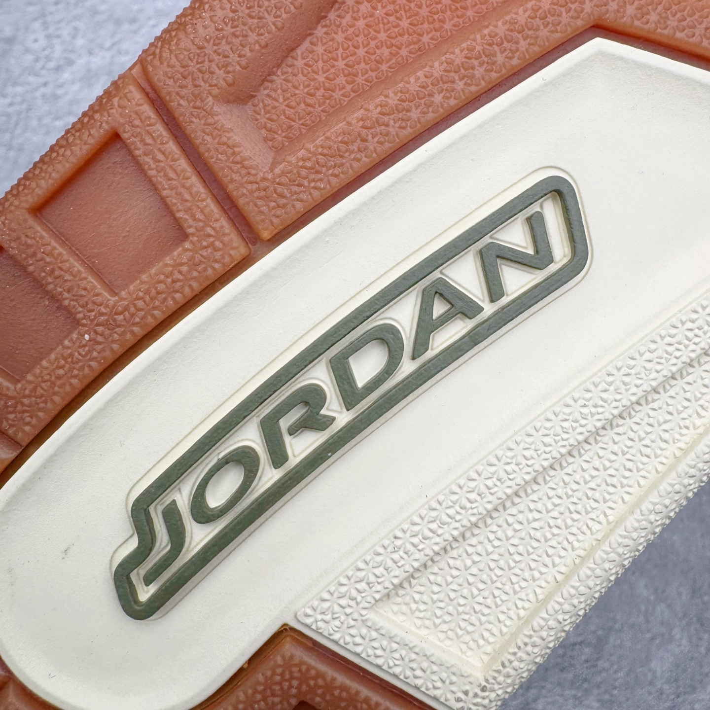 图片[20]-＃KZ神版 Air Jordan Legacy AJ312 复古篮球鞋 IB8856-121 市场最强独一档产物 全套原纸板楦头开发 原厂大底磨具加持立体防滑纹理 原档数据后跟TPU子母扣魔术贴 原装可视Air Sole气垫 原汁原味最完美的312代版型 唯一正确鞋头趴度弧度高度鞋身腰线 进口港宝加持 后跟自然饱满 全鞋荧光划线卡点 追求极致完美 每一双都是工艺品 多重QC质检 超越公司货的品控标准 实实在在的免检产品 鞋身采用了皮革材质打造 横跨鞋面的魔术贴十分吸睛 侧面的Swoosh Logo的一部分被鞋面遮挡了一部分 颇具玩味 魔术贴上标有NK标识 而鞋舌上是Jordan的经典红色飞翼Logo 后跟和鞋底均采用了AJ3的设计 后跟上同样也使用了经典的爆裂纹图案 尺码：36 36.5 37.5 38 38.5 39 40 40.5 41 42 42.5 43 44 44.5 45 46 47.5-选品中心