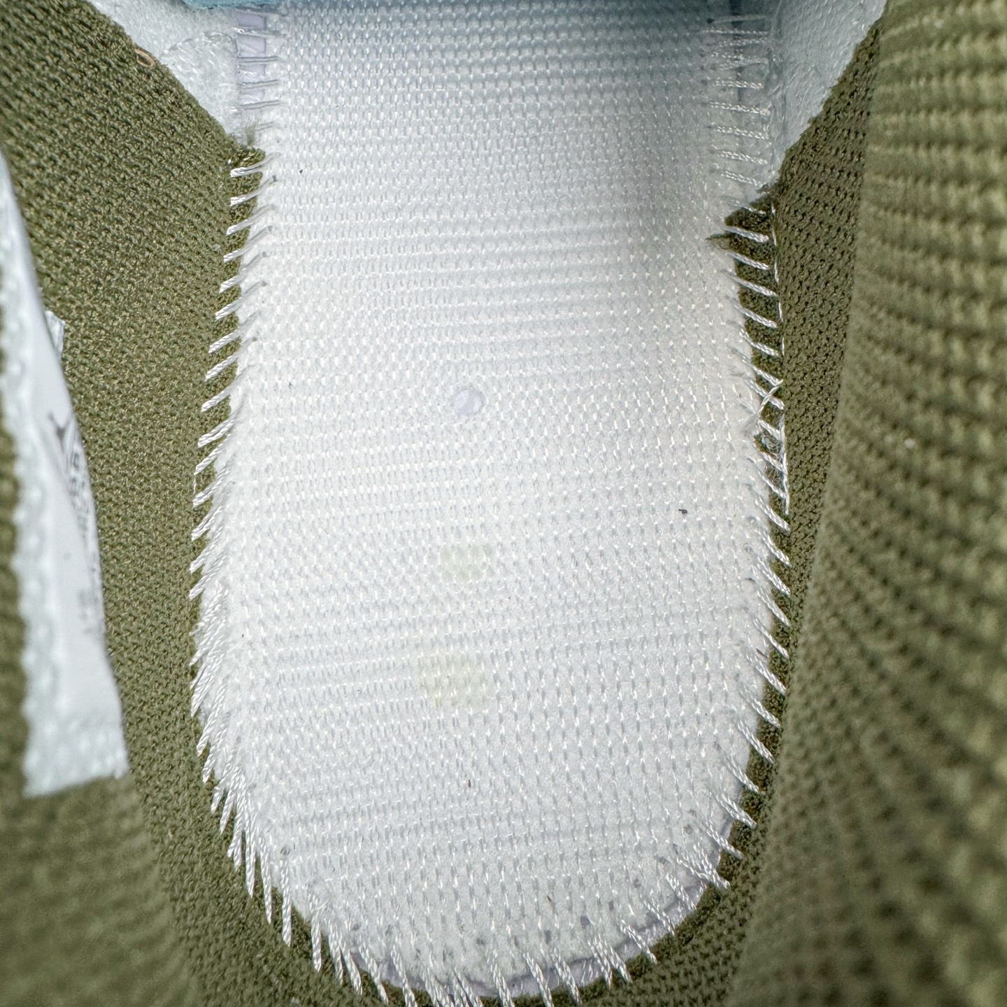 图片[12]-＃KZ神版 Air Jordan Legacy AJ312 复古篮球鞋 IB8856-121 市场最强独一档产物 全套原纸板楦头开发 原厂大底磨具加持立体防滑纹理 原档数据后跟TPU子母扣魔术贴 原装可视Air Sole气垫 原汁原味最完美的312代版型 唯一正确鞋头趴度弧度高度鞋身腰线 进口港宝加持 后跟自然饱满 全鞋荧光划线卡点 追求极致完美 每一双都是工艺品 多重QC质检 超越公司货的品控标准 实实在在的免检产品 鞋身采用了皮革材质打造 横跨鞋面的魔术贴十分吸睛 侧面的Swoosh Logo的一部分被鞋面遮挡了一部分 颇具玩味 魔术贴上标有NK标识 而鞋舌上是Jordan的经典红色飞翼Logo 后跟和鞋底均采用了AJ3的设计 后跟上同样也使用了经典的爆裂纹图案 尺码：36 36.5 37.5 38 38.5 39 40 40.5 41 42 42.5 43 44 44.5 45 46 47.5-选品中心