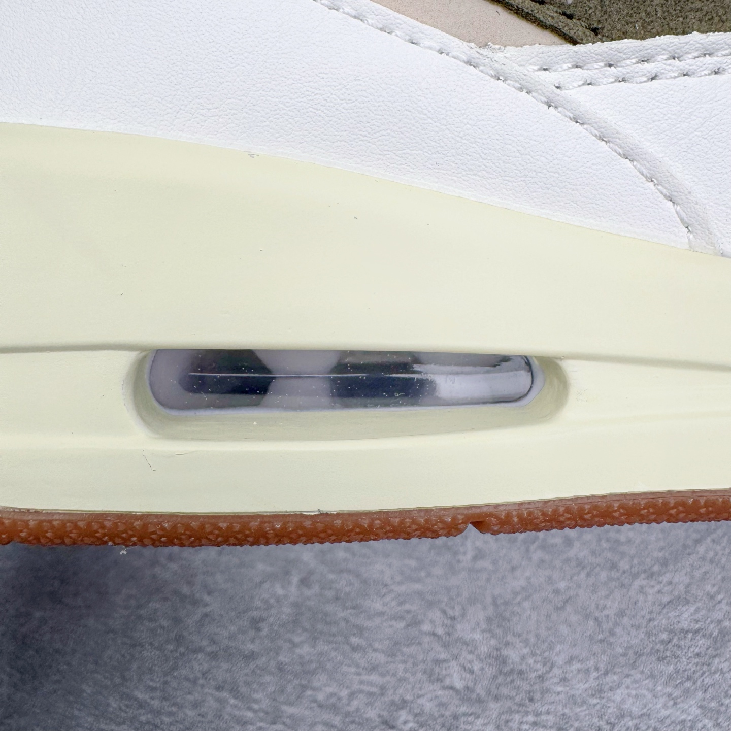 图片[19]-＃KZ神版 Air Jordan Legacy AJ312 复古篮球鞋 IB8856-121 市场最强独一档产物 全套原纸板楦头开发 原厂大底磨具加持立体防滑纹理 原档数据后跟TPU子母扣魔术贴 原装可视Air Sole气垫 原汁原味最完美的312代版型 唯一正确鞋头趴度弧度高度鞋身腰线 进口港宝加持 后跟自然饱满 全鞋荧光划线卡点 追求极致完美 每一双都是工艺品 多重QC质检 超越公司货的品控标准 实实在在的免检产品 鞋身采用了皮革材质打造 横跨鞋面的魔术贴十分吸睛 侧面的Swoosh Logo的一部分被鞋面遮挡了一部分 颇具玩味 魔术贴上标有NK标识 而鞋舌上是Jordan的经典红色飞翼Logo 后跟和鞋底均采用了AJ3的设计 后跟上同样也使用了经典的爆裂纹图案 尺码：36 36.5 37.5 38 38.5 39 40 40.5 41 42 42.5 43 44 44.5 45 46 47.5-选品中心