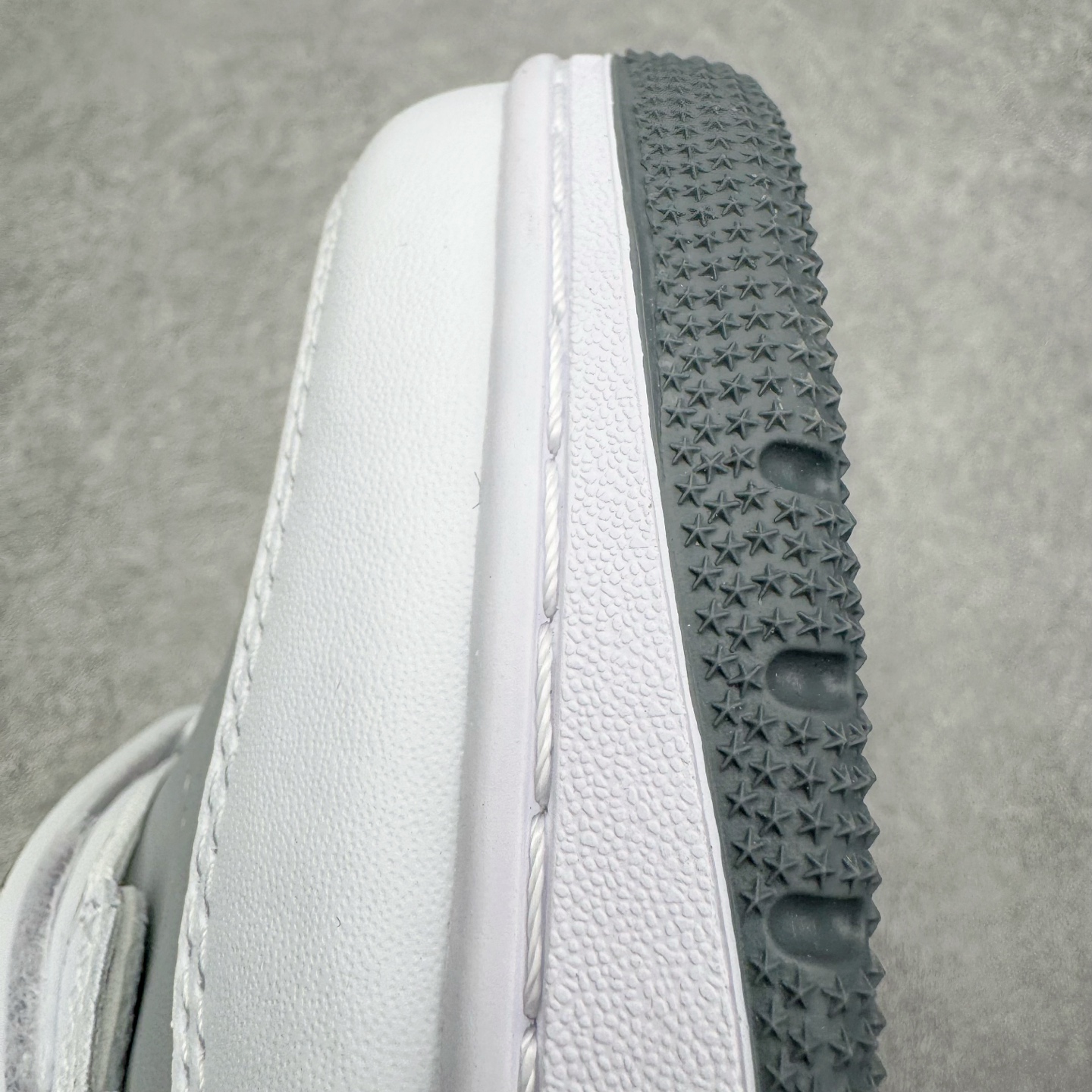 图片[15]-＃KZ神版 Air Jordan Legacy AJ312 复古篮球鞋 CD7069-005 市场最强独一档产物 全套原纸板楦头开发 原厂大底磨具加持立体防滑纹理 原档数据后跟TPU子母扣魔术贴 原装可视Air Sole气垫 原汁原味最完美的312代版型 唯一正确鞋头趴度弧度高度鞋身腰线 进口港宝加持 后跟自然饱满 全鞋荧光划线卡点 追求极致完美 每一双都是工艺品 多重QC质检 超越公司货的品控标准 实实在在的免检产品 鞋身采用了皮革材质打造 横跨鞋面的魔术贴十分吸睛 侧面的Swoosh Logo的一部分被鞋面遮挡了一部分 颇具玩味 魔术贴上标有NK标识 而鞋舌上是Jordan的经典红色飞翼Logo 后跟和鞋底均采用了AJ3的设计 后跟上同样也使用了经典的爆裂纹图案 尺码：36 36.5 37.5 38 38.5 39 40 40.5 41 42 42.5 43 44 44.5 45 46 47.5-选品中心