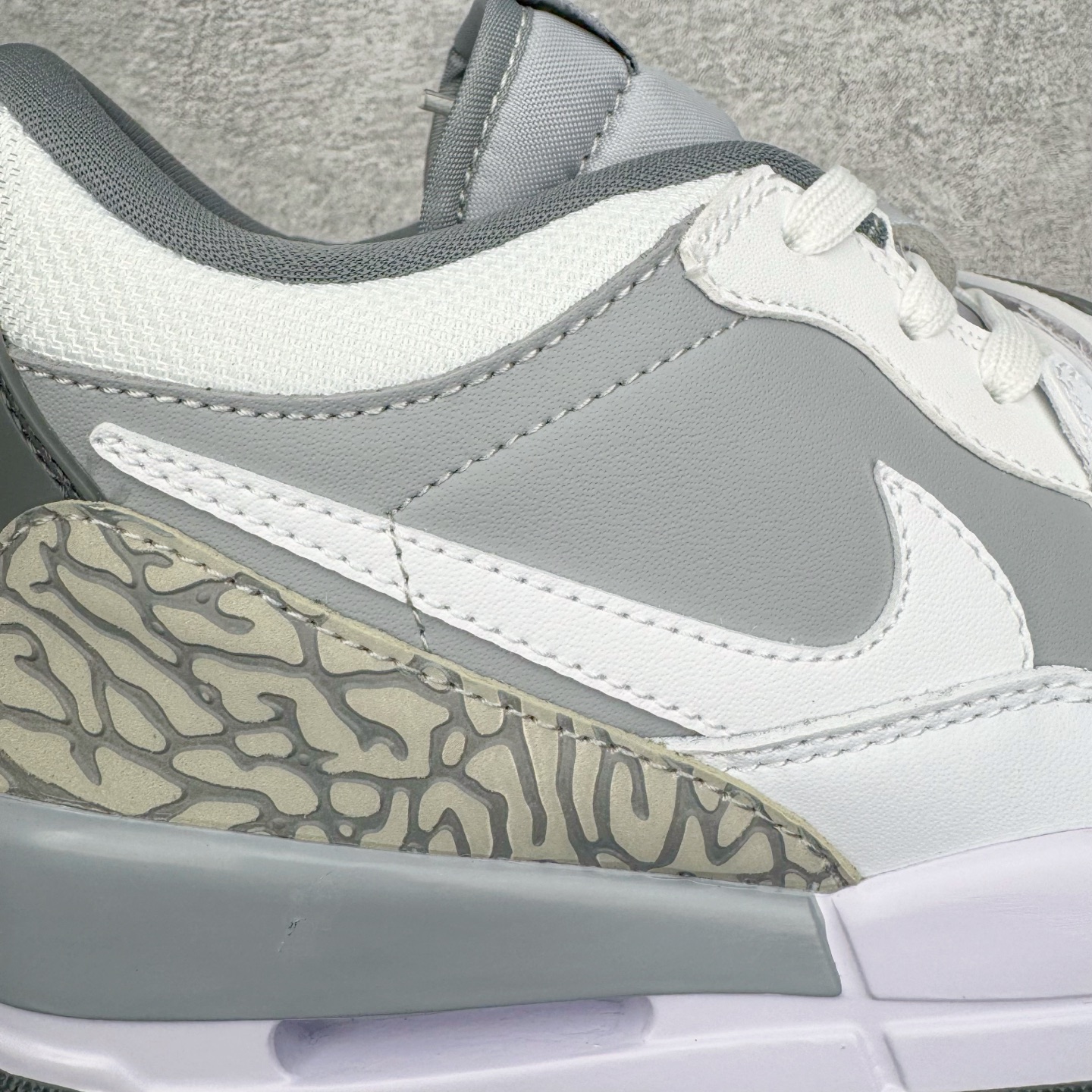 图片[14]-＃KZ神版 Air Jordan Legacy AJ312 复古篮球鞋 CD7069-005 市场最强独一档产物 全套原纸板楦头开发 原厂大底磨具加持立体防滑纹理 原档数据后跟TPU子母扣魔术贴 原装可视Air Sole气垫 原汁原味最完美的312代版型 唯一正确鞋头趴度弧度高度鞋身腰线 进口港宝加持 后跟自然饱满 全鞋荧光划线卡点 追求极致完美 每一双都是工艺品 多重QC质检 超越公司货的品控标准 实实在在的免检产品 鞋身采用了皮革材质打造 横跨鞋面的魔术贴十分吸睛 侧面的Swoosh Logo的一部分被鞋面遮挡了一部分 颇具玩味 魔术贴上标有NK标识 而鞋舌上是Jordan的经典红色飞翼Logo 后跟和鞋底均采用了AJ3的设计 后跟上同样也使用了经典的爆裂纹图案 尺码：36 36.5 37.5 38 38.5 39 40 40.5 41 42 42.5 43 44 44.5 45 46 47.5-选品中心