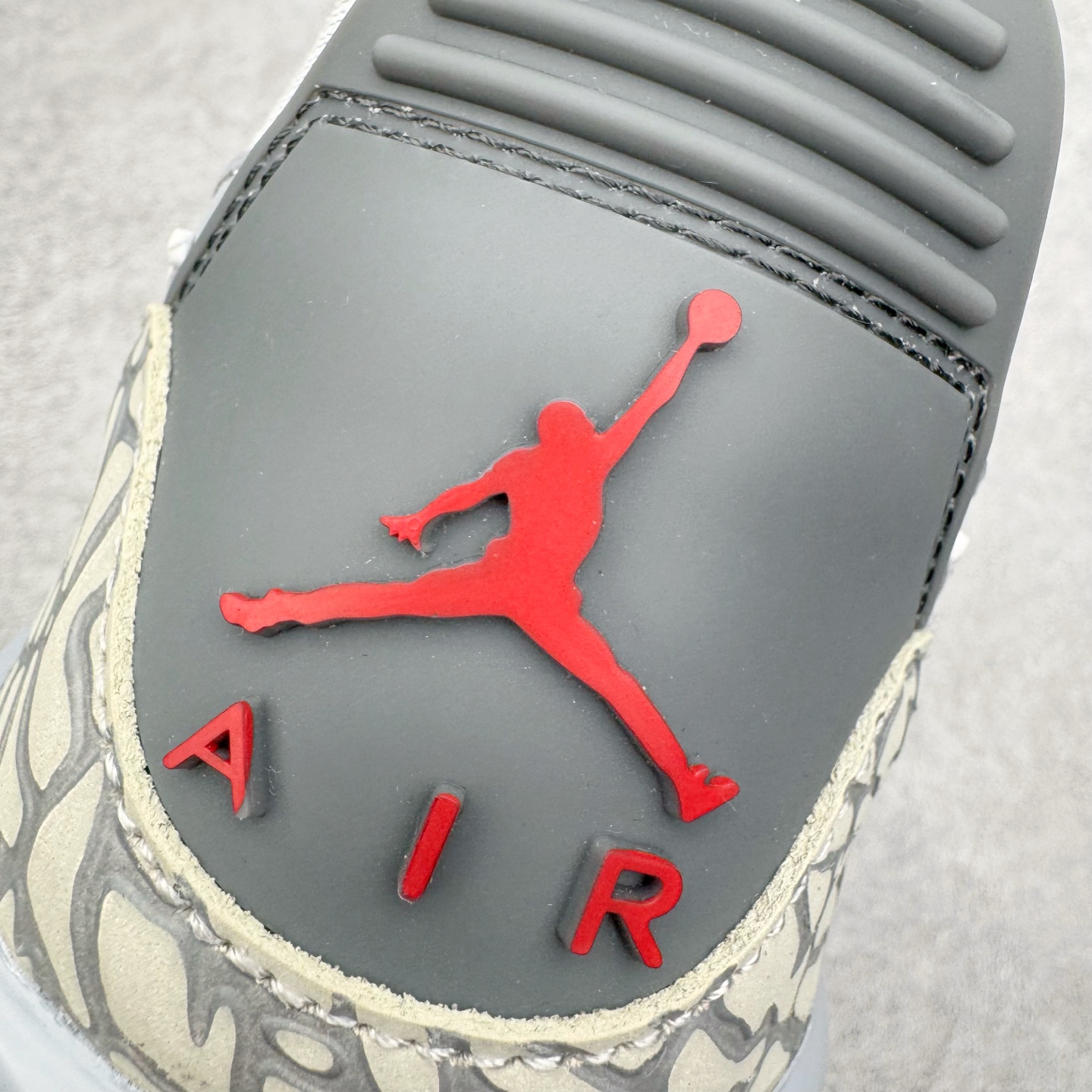 图片[13]-＃KZ神版 Air Jordan Legacy AJ312 复古篮球鞋 CD7069-005 市场最强独一档产物 全套原纸板楦头开发 原厂大底磨具加持立体防滑纹理 原档数据后跟TPU子母扣魔术贴 原装可视Air Sole气垫 原汁原味最完美的312代版型 唯一正确鞋头趴度弧度高度鞋身腰线 进口港宝加持 后跟自然饱满 全鞋荧光划线卡点 追求极致完美 每一双都是工艺品 多重QC质检 超越公司货的品控标准 实实在在的免检产品 鞋身采用了皮革材质打造 横跨鞋面的魔术贴十分吸睛 侧面的Swoosh Logo的一部分被鞋面遮挡了一部分 颇具玩味 魔术贴上标有NK标识 而鞋舌上是Jordan的经典红色飞翼Logo 后跟和鞋底均采用了AJ3的设计 后跟上同样也使用了经典的爆裂纹图案 尺码：36 36.5 37.5 38 38.5 39 40 40.5 41 42 42.5 43 44 44.5 45 46 47.5-选品中心