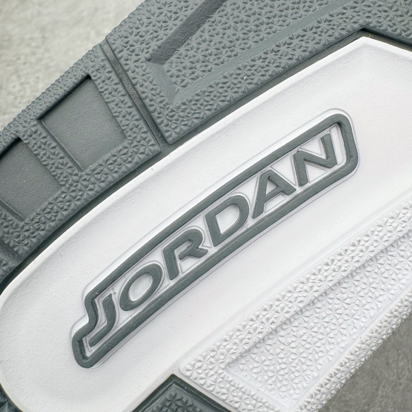 图片[16]-＃KZ神版 Air Jordan Legacy AJ312 复古篮球鞋 CD7069-005 市场最强独一档产物 全套原纸板楦头开发 原厂大底磨具加持立体防滑纹理 原档数据后跟TPU子母扣魔术贴 原装可视Air Sole气垫 原汁原味最完美的312代版型 唯一正确鞋头趴度弧度高度鞋身腰线 进口港宝加持 后跟自然饱满 全鞋荧光划线卡点 追求极致完美 每一双都是工艺品 多重QC质检 超越公司货的品控标准 实实在在的免检产品 鞋身采用了皮革材质打造 横跨鞋面的魔术贴十分吸睛 侧面的Swoosh Logo的一部分被鞋面遮挡了一部分 颇具玩味 魔术贴上标有NK标识 而鞋舌上是Jordan的经典红色飞翼Logo 后跟和鞋底均采用了AJ3的设计 后跟上同样也使用了经典的爆裂纹图案 尺码：36 36.5 37.5 38 38.5 39 40 40.5 41 42 42.5 43 44 44.5 45 46 47.5-选品中心