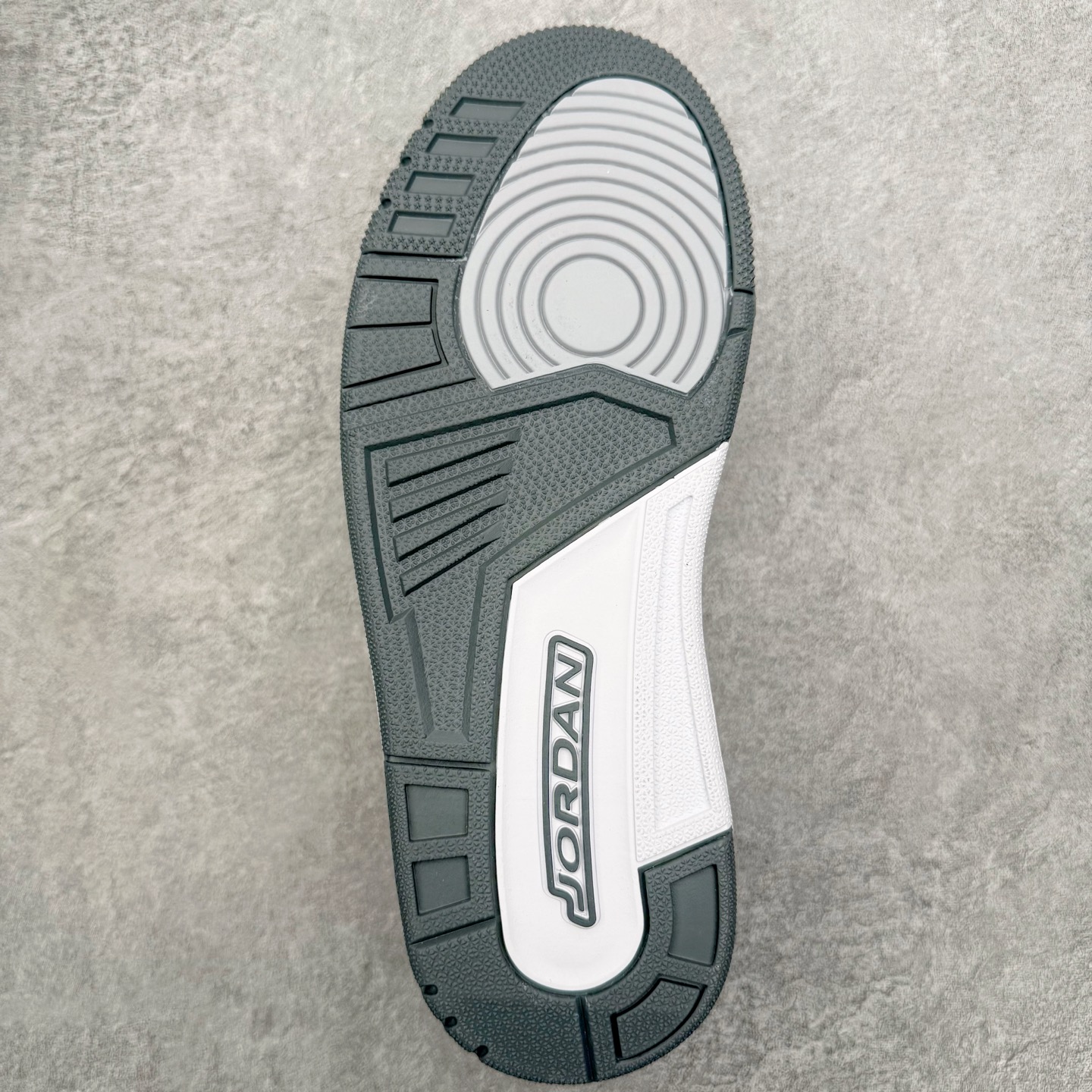 图片[9]-＃KZ神版 Air Jordan Legacy AJ312 复古篮球鞋 CD7069-005 市场最强独一档产物 全套原纸板楦头开发 原厂大底磨具加持立体防滑纹理 原档数据后跟TPU子母扣魔术贴 原装可视Air Sole气垫 原汁原味最完美的312代版型 唯一正确鞋头趴度弧度高度鞋身腰线 进口港宝加持 后跟自然饱满 全鞋荧光划线卡点 追求极致完美 每一双都是工艺品 多重QC质检 超越公司货的品控标准 实实在在的免检产品 鞋身采用了皮革材质打造 横跨鞋面的魔术贴十分吸睛 侧面的Swoosh Logo的一部分被鞋面遮挡了一部分 颇具玩味 魔术贴上标有NK标识 而鞋舌上是Jordan的经典红色飞翼Logo 后跟和鞋底均采用了AJ3的设计 后跟上同样也使用了经典的爆裂纹图案 尺码：36 36.5 37.5 38 38.5 39 40 40.5 41 42 42.5 43 44 44.5 45 46 47.5-选品中心