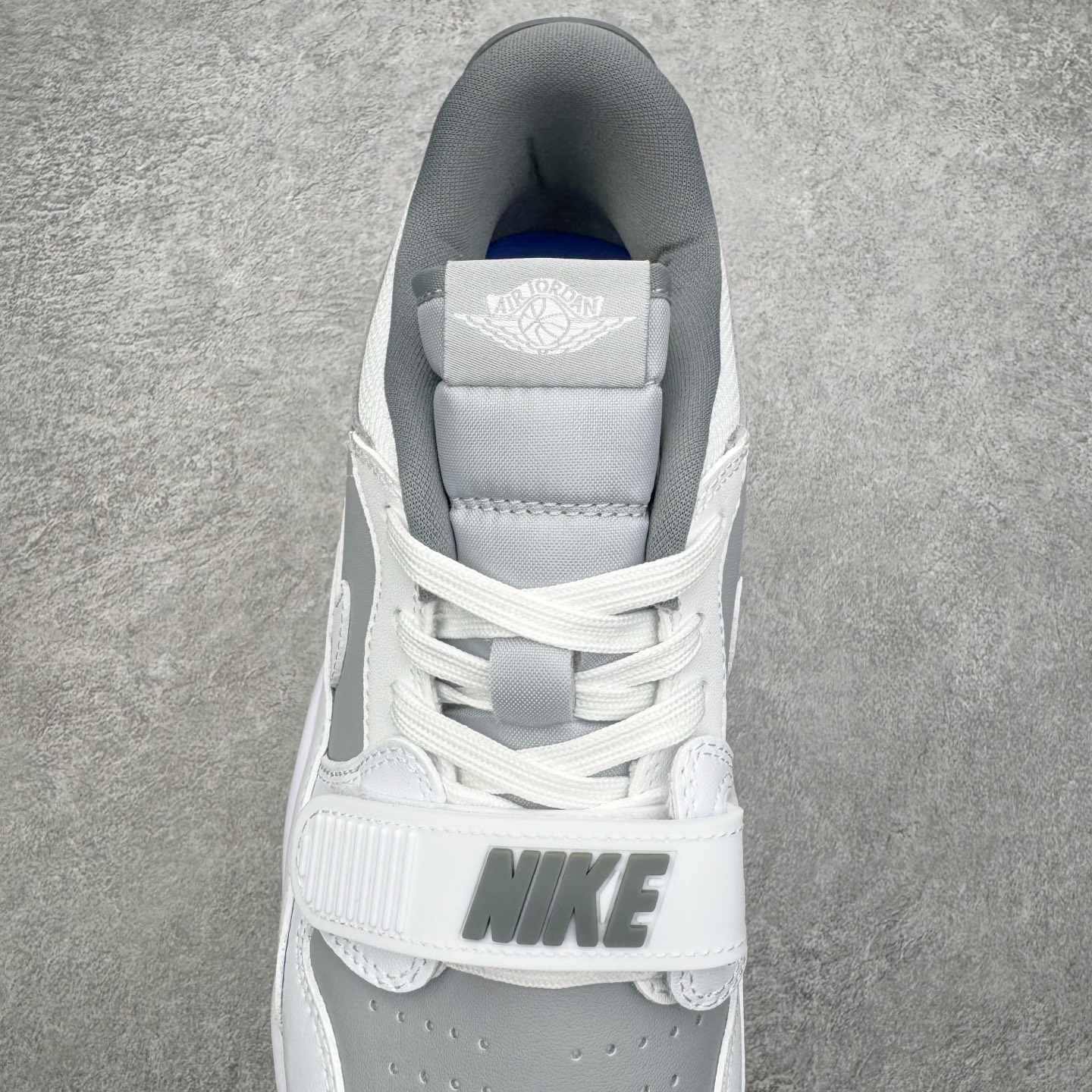 图片[5]-＃KZ神版 Air Jordan Legacy AJ312 复古篮球鞋 CD7069-005 市场最强独一档产物 全套原纸板楦头开发 原厂大底磨具加持立体防滑纹理 原档数据后跟TPU子母扣魔术贴 原装可视Air Sole气垫 原汁原味最完美的312代版型 唯一正确鞋头趴度弧度高度鞋身腰线 进口港宝加持 后跟自然饱满 全鞋荧光划线卡点 追求极致完美 每一双都是工艺品 多重QC质检 超越公司货的品控标准 实实在在的免检产品 鞋身采用了皮革材质打造 横跨鞋面的魔术贴十分吸睛 侧面的Swoosh Logo的一部分被鞋面遮挡了一部分 颇具玩味 魔术贴上标有NK标识 而鞋舌上是Jordan的经典红色飞翼Logo 后跟和鞋底均采用了AJ3的设计 后跟上同样也使用了经典的爆裂纹图案 尺码：36 36.5 37.5 38 38.5 39 40 40.5 41 42 42.5 43 44 44.5 45 46 47.5-选品中心