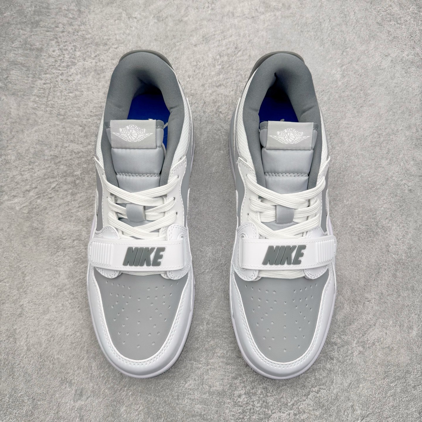 图片[2]-＃KZ神版 Air Jordan Legacy AJ312 复古篮球鞋 CD7069-005 市场最强独一档产物 全套原纸板楦头开发 原厂大底磨具加持立体防滑纹理 原档数据后跟TPU子母扣魔术贴 原装可视Air Sole气垫 原汁原味最完美的312代版型 唯一正确鞋头趴度弧度高度鞋身腰线 进口港宝加持 后跟自然饱满 全鞋荧光划线卡点 追求极致完美 每一双都是工艺品 多重QC质检 超越公司货的品控标准 实实在在的免检产品 鞋身采用了皮革材质打造 横跨鞋面的魔术贴十分吸睛 侧面的Swoosh Logo的一部分被鞋面遮挡了一部分 颇具玩味 魔术贴上标有NK标识 而鞋舌上是Jordan的经典红色飞翼Logo 后跟和鞋底均采用了AJ3的设计 后跟上同样也使用了经典的爆裂纹图案 尺码：36 36.5 37.5 38 38.5 39 40 40.5 41 42 42.5 43 44 44.5 45 46 47.5-选品中心