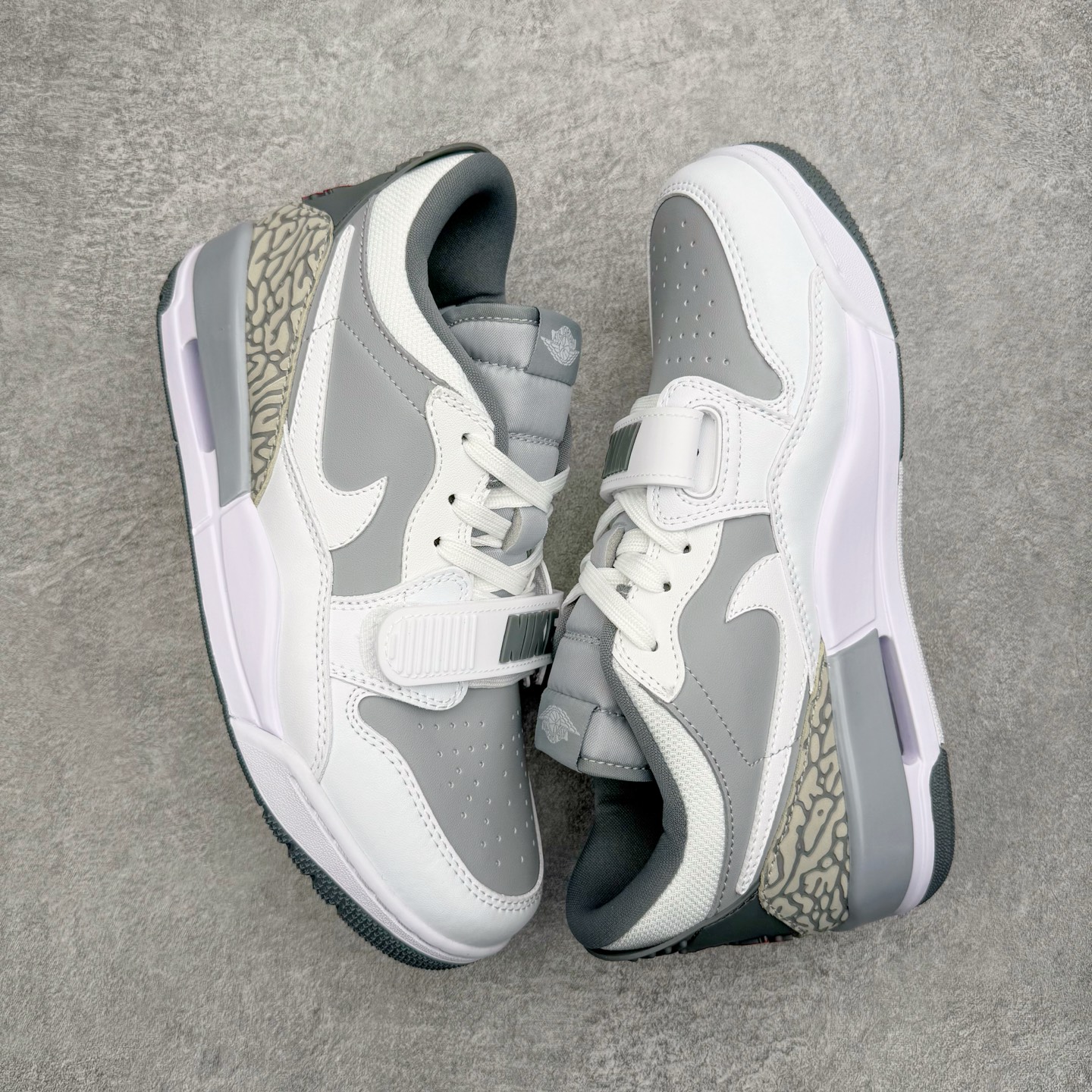 图片[3]-＃KZ神版 Air Jordan Legacy AJ312 复古篮球鞋 CD7069-005 市场最强独一档产物 全套原纸板楦头开发 原厂大底磨具加持立体防滑纹理 原档数据后跟TPU子母扣魔术贴 原装可视Air Sole气垫 原汁原味最完美的312代版型 唯一正确鞋头趴度弧度高度鞋身腰线 进口港宝加持 后跟自然饱满 全鞋荧光划线卡点 追求极致完美 每一双都是工艺品 多重QC质检 超越公司货的品控标准 实实在在的免检产品 鞋身采用了皮革材质打造 横跨鞋面的魔术贴十分吸睛 侧面的Swoosh Logo的一部分被鞋面遮挡了一部分 颇具玩味 魔术贴上标有NK标识 而鞋舌上是Jordan的经典红色飞翼Logo 后跟和鞋底均采用了AJ3的设计 后跟上同样也使用了经典的爆裂纹图案 尺码：36 36.5 37.5 38 38.5 39 40 40.5 41 42 42.5 43 44 44.5 45 46 47.5-选品中心