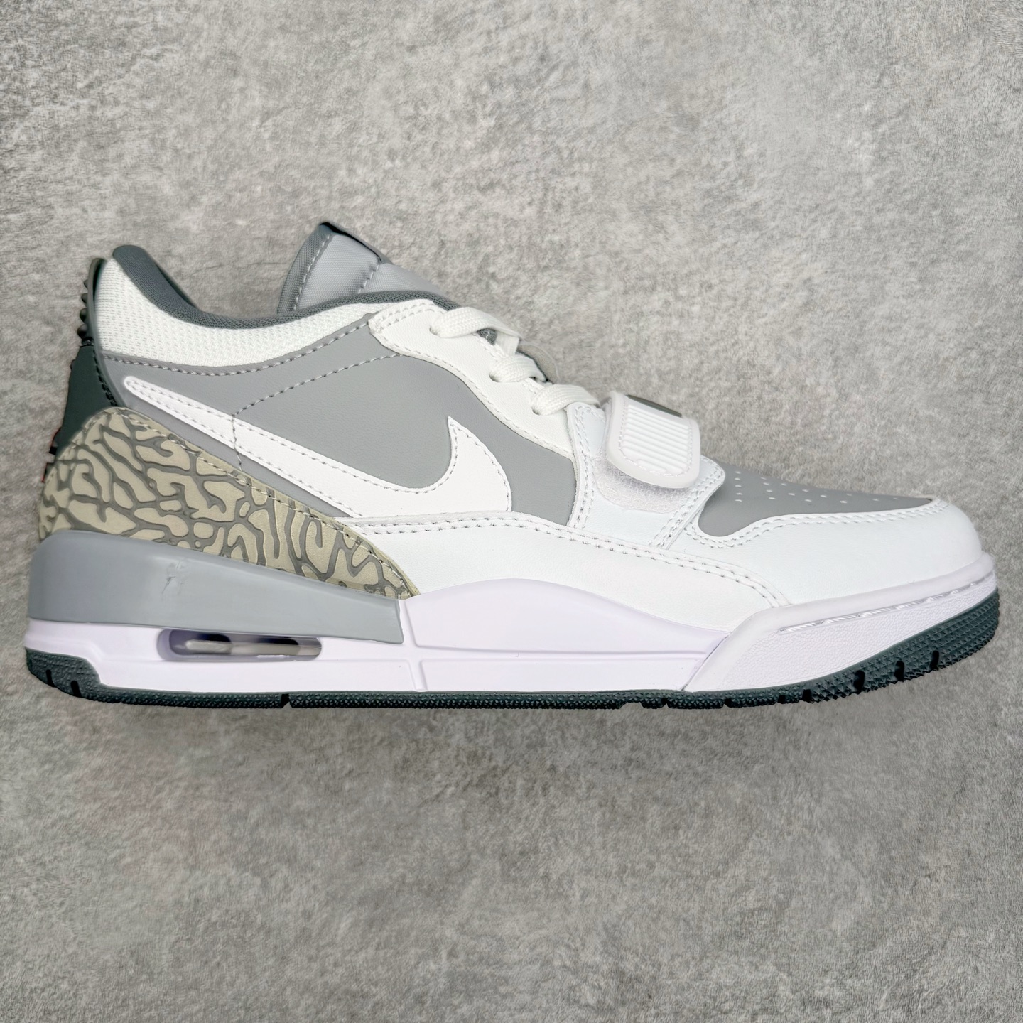 ＃KZ神版 Air Jordan Legacy AJ312 复古篮球鞋 CD7069-005 市场最强独一档产物 全套原纸板楦头开发 原厂大底磨具加持立体防滑纹理 原档数据后跟TPU子母扣魔术贴 原装可视Air Sole气垫 原汁原味最完美的312代版型 唯一正确鞋头趴度弧度高度鞋身腰线 进口港宝加持 后跟自然饱满 全鞋荧光划线卡点 追求极致完美 每一双都是工艺品 多重QC质检 超越公司货的品控标准 实实在在的免检产品 鞋身采用了皮革材质打造 横跨鞋面的魔术贴十分吸睛 侧面的Swoosh Logo的一部分被鞋面遮挡了一部分 颇具玩味 魔术贴上标有NK标识 而鞋舌上是Jordan的经典红色飞翼Logo 后跟和鞋底均采用了AJ3的设计 后跟上同样也使用了经典的爆裂纹图案 尺码：36 36.5 37.5 38 38.5 39 40 40.5 41 42 42.5 43 44 44.5 45 46 47.5-选品中心