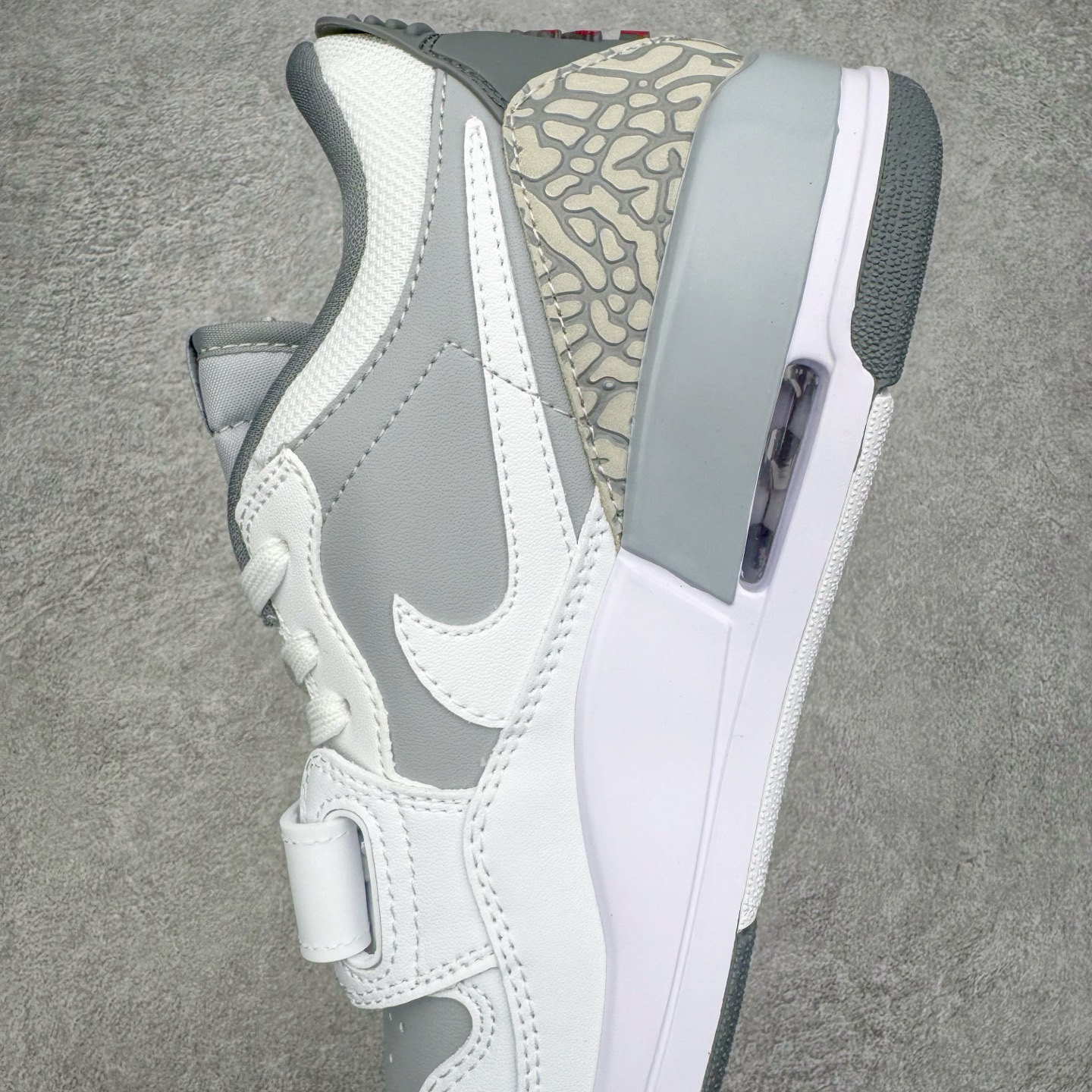 图片[7]-＃KZ神版 Air Jordan Legacy AJ312 复古篮球鞋 CD7069-005 市场最强独一档产物 全套原纸板楦头开发 原厂大底磨具加持立体防滑纹理 原档数据后跟TPU子母扣魔术贴 原装可视Air Sole气垫 原汁原味最完美的312代版型 唯一正确鞋头趴度弧度高度鞋身腰线 进口港宝加持 后跟自然饱满 全鞋荧光划线卡点 追求极致完美 每一双都是工艺品 多重QC质检 超越公司货的品控标准 实实在在的免检产品 鞋身采用了皮革材质打造 横跨鞋面的魔术贴十分吸睛 侧面的Swoosh Logo的一部分被鞋面遮挡了一部分 颇具玩味 魔术贴上标有NK标识 而鞋舌上是Jordan的经典红色飞翼Logo 后跟和鞋底均采用了AJ3的设计 后跟上同样也使用了经典的爆裂纹图案 尺码：36 36.5 37.5 38 38.5 39 40 40.5 41 42 42.5 43 44 44.5 45 46 47.5-选品中心