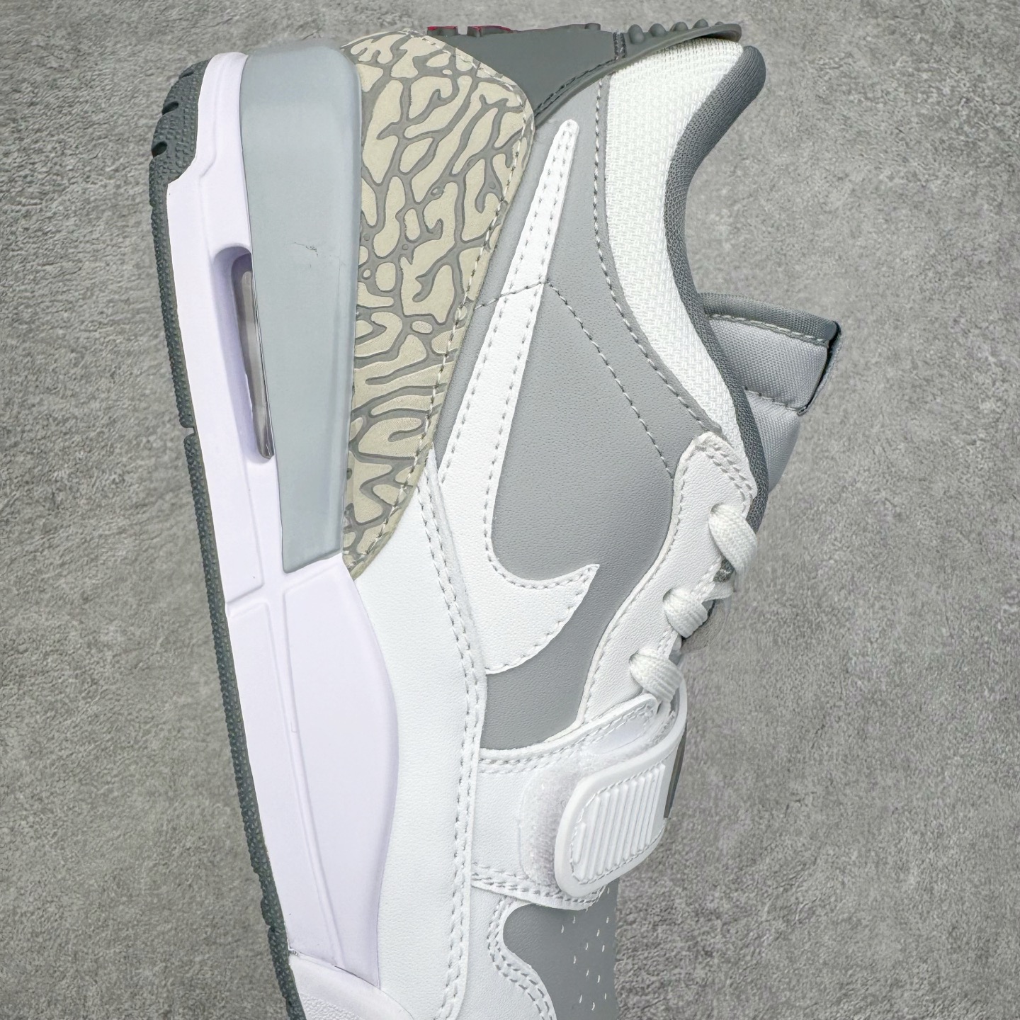 图片[6]-＃KZ神版 Air Jordan Legacy AJ312 复古篮球鞋 CD7069-005 市场最强独一档产物 全套原纸板楦头开发 原厂大底磨具加持立体防滑纹理 原档数据后跟TPU子母扣魔术贴 原装可视Air Sole气垫 原汁原味最完美的312代版型 唯一正确鞋头趴度弧度高度鞋身腰线 进口港宝加持 后跟自然饱满 全鞋荧光划线卡点 追求极致完美 每一双都是工艺品 多重QC质检 超越公司货的品控标准 实实在在的免检产品 鞋身采用了皮革材质打造 横跨鞋面的魔术贴十分吸睛 侧面的Swoosh Logo的一部分被鞋面遮挡了一部分 颇具玩味 魔术贴上标有NK标识 而鞋舌上是Jordan的经典红色飞翼Logo 后跟和鞋底均采用了AJ3的设计 后跟上同样也使用了经典的爆裂纹图案 尺码：36 36.5 37.5 38 38.5 39 40 40.5 41 42 42.5 43 44 44.5 45 46 47.5-选品中心