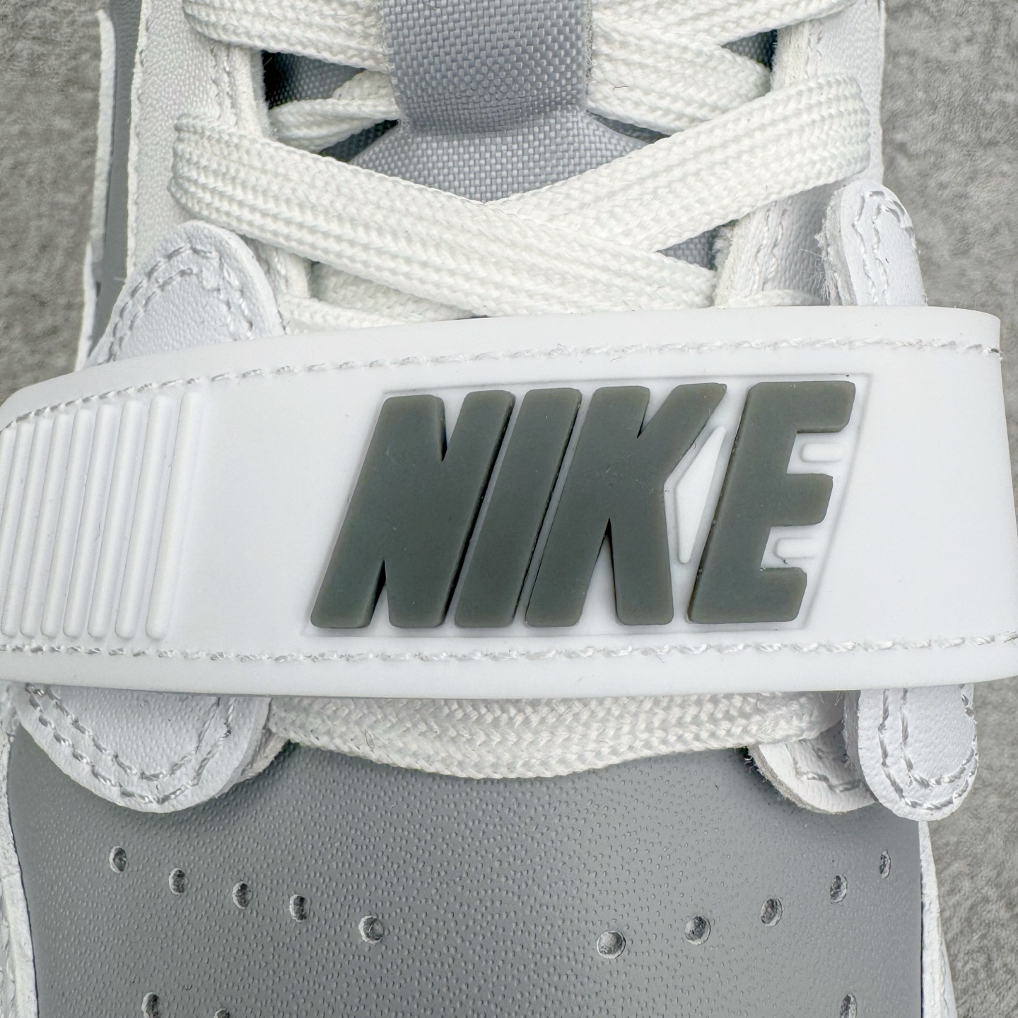 图片[12]-＃KZ神版 Air Jordan Legacy AJ312 复古篮球鞋 CD7069-005 市场最强独一档产物 全套原纸板楦头开发 原厂大底磨具加持立体防滑纹理 原档数据后跟TPU子母扣魔术贴 原装可视Air Sole气垫 原汁原味最完美的312代版型 唯一正确鞋头趴度弧度高度鞋身腰线 进口港宝加持 后跟自然饱满 全鞋荧光划线卡点 追求极致完美 每一双都是工艺品 多重QC质检 超越公司货的品控标准 实实在在的免检产品 鞋身采用了皮革材质打造 横跨鞋面的魔术贴十分吸睛 侧面的Swoosh Logo的一部分被鞋面遮挡了一部分 颇具玩味 魔术贴上标有NK标识 而鞋舌上是Jordan的经典红色飞翼Logo 后跟和鞋底均采用了AJ3的设计 后跟上同样也使用了经典的爆裂纹图案 尺码：36 36.5 37.5 38 38.5 39 40 40.5 41 42 42.5 43 44 44.5 45 46 47.5-选品中心