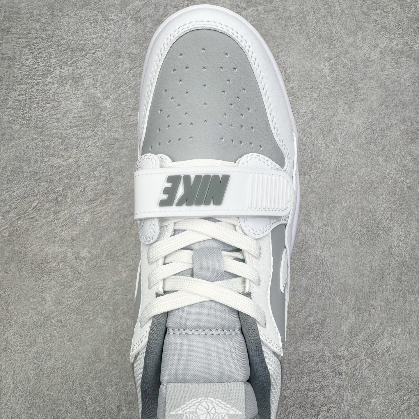 图片[4]-＃KZ神版 Air Jordan Legacy AJ312 复古篮球鞋 CD7069-005 市场最强独一档产物 全套原纸板楦头开发 原厂大底磨具加持立体防滑纹理 原档数据后跟TPU子母扣魔术贴 原装可视Air Sole气垫 原汁原味最完美的312代版型 唯一正确鞋头趴度弧度高度鞋身腰线 进口港宝加持 后跟自然饱满 全鞋荧光划线卡点 追求极致完美 每一双都是工艺品 多重QC质检 超越公司货的品控标准 实实在在的免检产品 鞋身采用了皮革材质打造 横跨鞋面的魔术贴十分吸睛 侧面的Swoosh Logo的一部分被鞋面遮挡了一部分 颇具玩味 魔术贴上标有NK标识 而鞋舌上是Jordan的经典红色飞翼Logo 后跟和鞋底均采用了AJ3的设计 后跟上同样也使用了经典的爆裂纹图案 尺码：36 36.5 37.5 38 38.5 39 40 40.5 41 42 42.5 43 44 44.5 45 46 47.5-选品中心