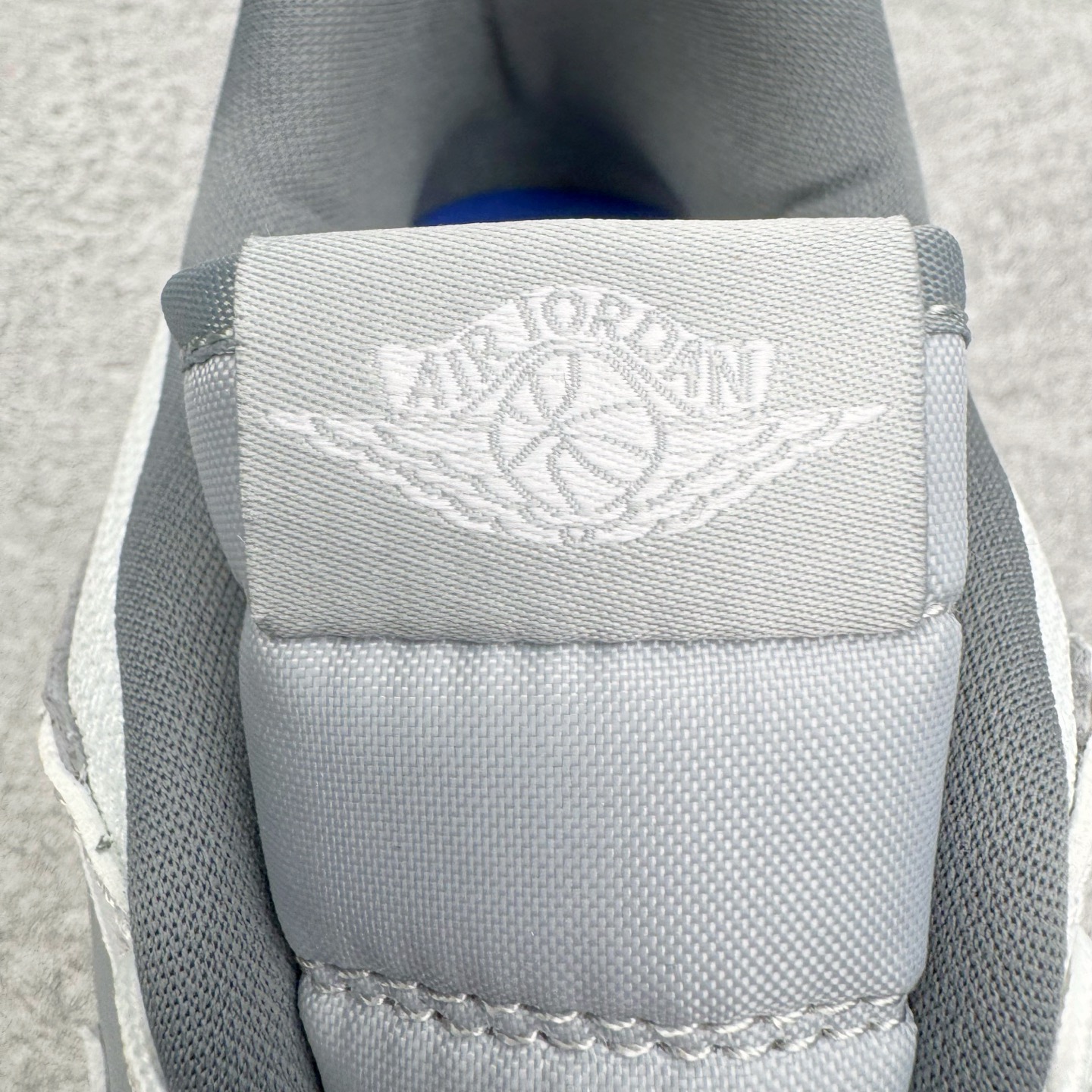 图片[11]-＃KZ神版 Air Jordan Legacy AJ312 复古篮球鞋 CD7069-005 市场最强独一档产物 全套原纸板楦头开发 原厂大底磨具加持立体防滑纹理 原档数据后跟TPU子母扣魔术贴 原装可视Air Sole气垫 原汁原味最完美的312代版型 唯一正确鞋头趴度弧度高度鞋身腰线 进口港宝加持 后跟自然饱满 全鞋荧光划线卡点 追求极致完美 每一双都是工艺品 多重QC质检 超越公司货的品控标准 实实在在的免检产品 鞋身采用了皮革材质打造 横跨鞋面的魔术贴十分吸睛 侧面的Swoosh Logo的一部分被鞋面遮挡了一部分 颇具玩味 魔术贴上标有NK标识 而鞋舌上是Jordan的经典红色飞翼Logo 后跟和鞋底均采用了AJ3的设计 后跟上同样也使用了经典的爆裂纹图案 尺码：36 36.5 37.5 38 38.5 39 40 40.5 41 42 42.5 43 44 44.5 45 46 47.5-选品中心
