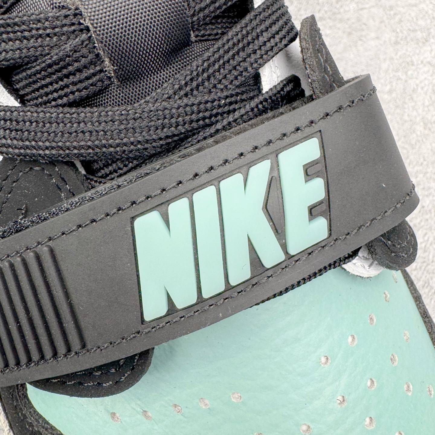 图片[12]-＃KZ神版 Air Jordan Legacy AJ312 复古篮球鞋 CD7069-109 市场最强独一档产物 全套原纸板楦头开发 原厂大底磨具加持立体防滑纹理 原档数据后跟TPU子母扣魔术贴 原装可视Air Sole气垫 原汁原味最完美的312代版型 唯一正确鞋头趴度弧度高度鞋身腰线 进口港宝加持 后跟自然饱满 全鞋荧光划线卡点 追求极致完美 每一双都是工艺品 多重QC质检 超越公司货的品控标准 实实在在的免检产品 鞋身采用了皮革材质打造 横跨鞋面的魔术贴十分吸睛 侧面的Swoosh Logo的一部分被鞋面遮挡了一部分 颇具玩味 魔术贴上标有NK标识 而鞋舌上是Jordan的经典红色飞翼Logo 后跟和鞋底均采用了AJ3的设计 后跟上同样也使用了经典的爆裂纹图案 尺码：36 36.5 37.5 38 38.5 39 40 40.5 41 42 42.5 43 44 44.5 45 46 47.5-选品中心