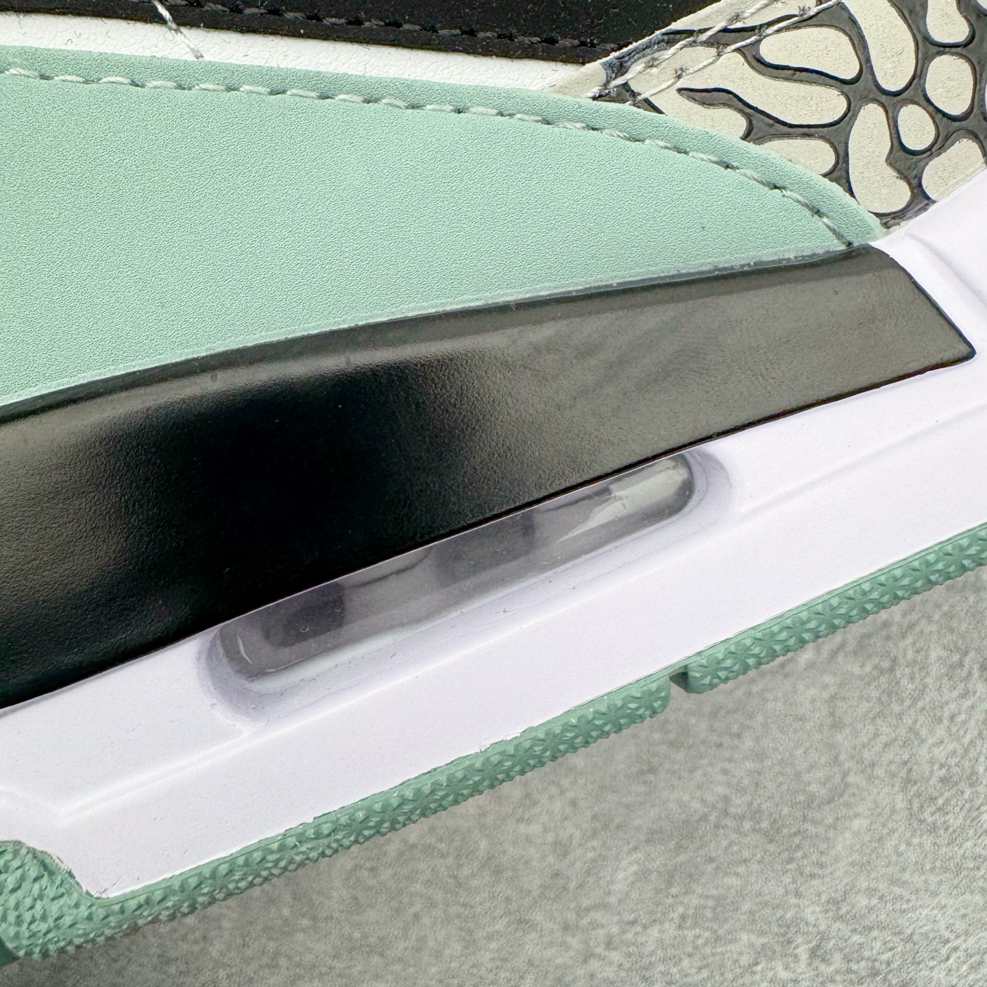 图片[14]-＃KZ神版 Air Jordan Legacy AJ312 复古篮球鞋 CD7069-109 市场最强独一档产物 全套原纸板楦头开发 原厂大底磨具加持立体防滑纹理 原档数据后跟TPU子母扣魔术贴 原装可视Air Sole气垫 原汁原味最完美的312代版型 唯一正确鞋头趴度弧度高度鞋身腰线 进口港宝加持 后跟自然饱满 全鞋荧光划线卡点 追求极致完美 每一双都是工艺品 多重QC质检 超越公司货的品控标准 实实在在的免检产品 鞋身采用了皮革材质打造 横跨鞋面的魔术贴十分吸睛 侧面的Swoosh Logo的一部分被鞋面遮挡了一部分 颇具玩味 魔术贴上标有NK标识 而鞋舌上是Jordan的经典红色飞翼Logo 后跟和鞋底均采用了AJ3的设计 后跟上同样也使用了经典的爆裂纹图案 尺码：36 36.5 37.5 38 38.5 39 40 40.5 41 42 42.5 43 44 44.5 45 46 47.5-选品中心