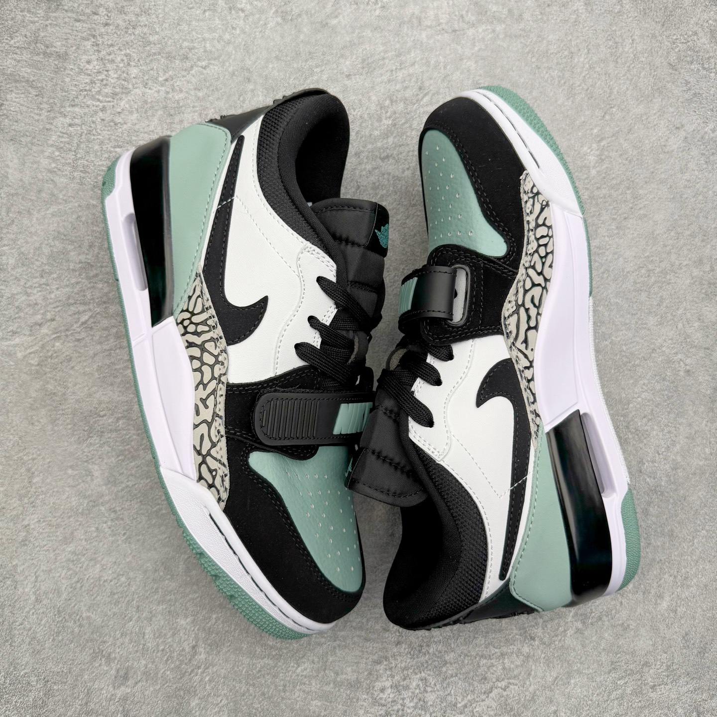 图片[3]-＃KZ神版 Air Jordan Legacy AJ312 复古篮球鞋 CD7069-109 市场最强独一档产物 全套原纸板楦头开发 原厂大底磨具加持立体防滑纹理 原档数据后跟TPU子母扣魔术贴 原装可视Air Sole气垫 原汁原味最完美的312代版型 唯一正确鞋头趴度弧度高度鞋身腰线 进口港宝加持 后跟自然饱满 全鞋荧光划线卡点 追求极致完美 每一双都是工艺品 多重QC质检 超越公司货的品控标准 实实在在的免检产品 鞋身采用了皮革材质打造 横跨鞋面的魔术贴十分吸睛 侧面的Swoosh Logo的一部分被鞋面遮挡了一部分 颇具玩味 魔术贴上标有NK标识 而鞋舌上是Jordan的经典红色飞翼Logo 后跟和鞋底均采用了AJ3的设计 后跟上同样也使用了经典的爆裂纹图案 尺码：36 36.5 37.5 38 38.5 39 40 40.5 41 42 42.5 43 44 44.5 45 46 47.5-选品中心