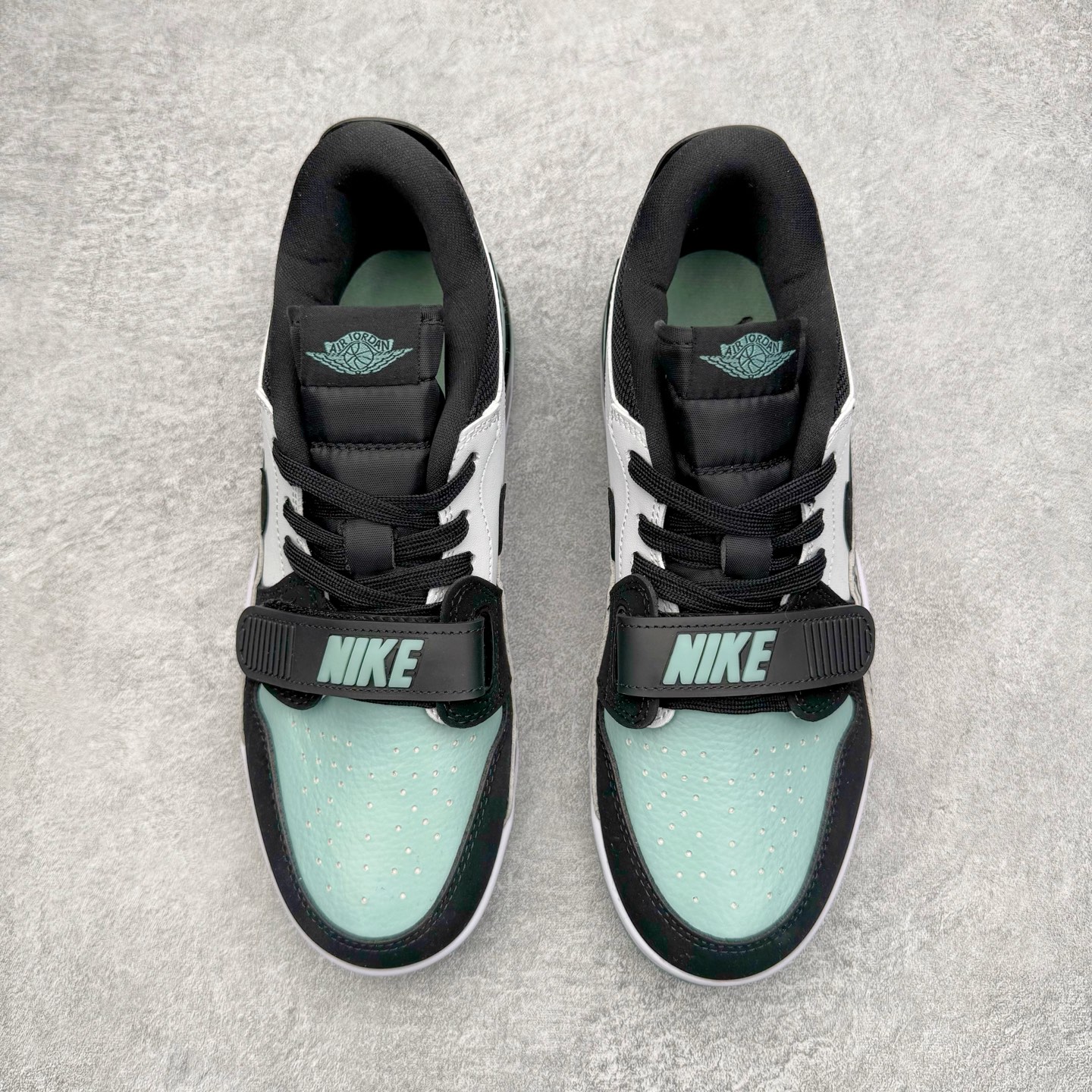 图片[2]-＃KZ神版 Air Jordan Legacy AJ312 复古篮球鞋 CD7069-109 市场最强独一档产物 全套原纸板楦头开发 原厂大底磨具加持立体防滑纹理 原档数据后跟TPU子母扣魔术贴 原装可视Air Sole气垫 原汁原味最完美的312代版型 唯一正确鞋头趴度弧度高度鞋身腰线 进口港宝加持 后跟自然饱满 全鞋荧光划线卡点 追求极致完美 每一双都是工艺品 多重QC质检 超越公司货的品控标准 实实在在的免检产品 鞋身采用了皮革材质打造 横跨鞋面的魔术贴十分吸睛 侧面的Swoosh Logo的一部分被鞋面遮挡了一部分 颇具玩味 魔术贴上标有NK标识 而鞋舌上是Jordan的经典红色飞翼Logo 后跟和鞋底均采用了AJ3的设计 后跟上同样也使用了经典的爆裂纹图案 尺码：36 36.5 37.5 38 38.5 39 40 40.5 41 42 42.5 43 44 44.5 45 46 47.5-选品中心