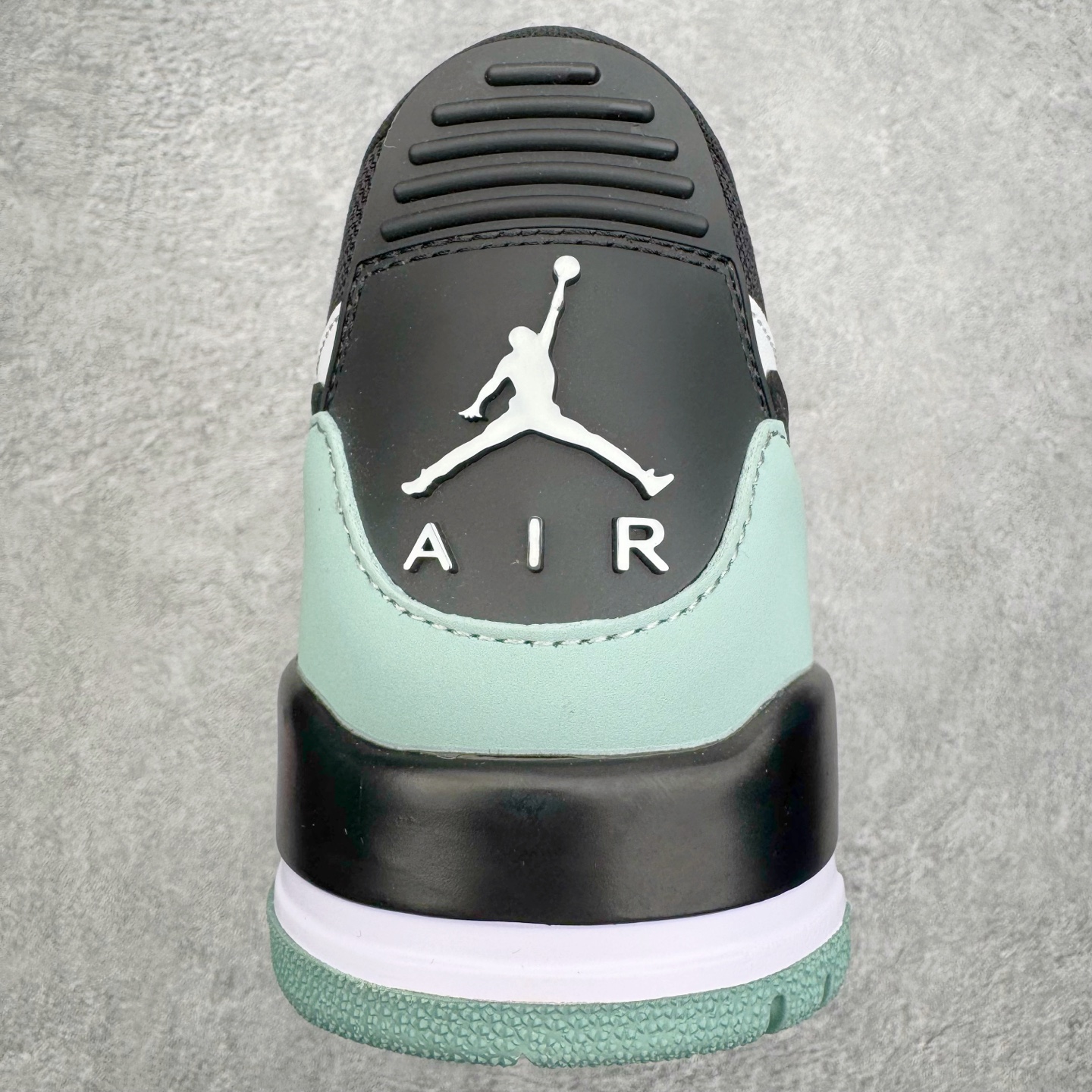 图片[8]-＃KZ神版 Air Jordan Legacy AJ312 复古篮球鞋 CD7069-109 市场最强独一档产物 全套原纸板楦头开发 原厂大底磨具加持立体防滑纹理 原档数据后跟TPU子母扣魔术贴 原装可视Air Sole气垫 原汁原味最完美的312代版型 唯一正确鞋头趴度弧度高度鞋身腰线 进口港宝加持 后跟自然饱满 全鞋荧光划线卡点 追求极致完美 每一双都是工艺品 多重QC质检 超越公司货的品控标准 实实在在的免检产品 鞋身采用了皮革材质打造 横跨鞋面的魔术贴十分吸睛 侧面的Swoosh Logo的一部分被鞋面遮挡了一部分 颇具玩味 魔术贴上标有NK标识 而鞋舌上是Jordan的经典红色飞翼Logo 后跟和鞋底均采用了AJ3的设计 后跟上同样也使用了经典的爆裂纹图案 尺码：36 36.5 37.5 38 38.5 39 40 40.5 41 42 42.5 43 44 44.5 45 46 47.5-选品中心