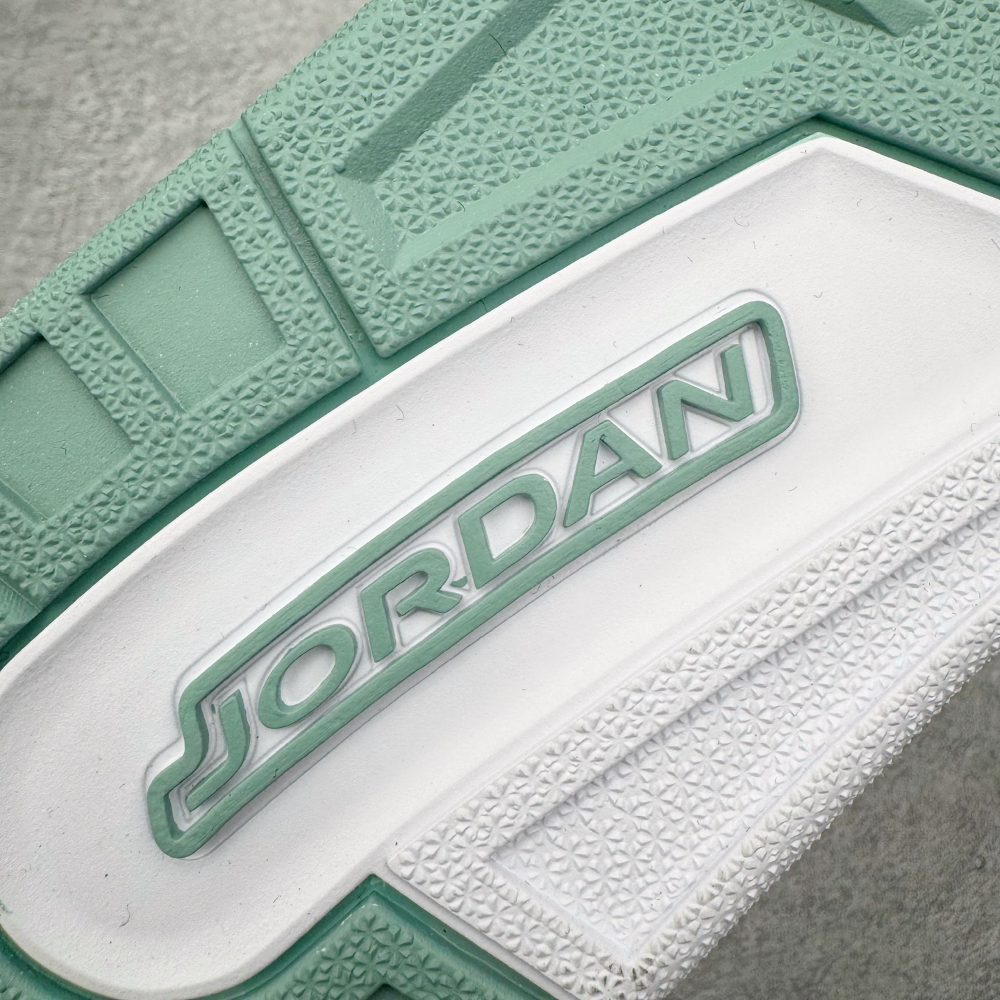 图片[15]-＃KZ神版 Air Jordan Legacy AJ312 复古篮球鞋 CD7069-109 市场最强独一档产物 全套原纸板楦头开发 原厂大底磨具加持立体防滑纹理 原档数据后跟TPU子母扣魔术贴 原装可视Air Sole气垫 原汁原味最完美的312代版型 唯一正确鞋头趴度弧度高度鞋身腰线 进口港宝加持 后跟自然饱满 全鞋荧光划线卡点 追求极致完美 每一双都是工艺品 多重QC质检 超越公司货的品控标准 实实在在的免检产品 鞋身采用了皮革材质打造 横跨鞋面的魔术贴十分吸睛 侧面的Swoosh Logo的一部分被鞋面遮挡了一部分 颇具玩味 魔术贴上标有NK标识 而鞋舌上是Jordan的经典红色飞翼Logo 后跟和鞋底均采用了AJ3的设计 后跟上同样也使用了经典的爆裂纹图案 尺码：36 36.5 37.5 38 38.5 39 40 40.5 41 42 42.5 43 44 44.5 45 46 47.5-选品中心