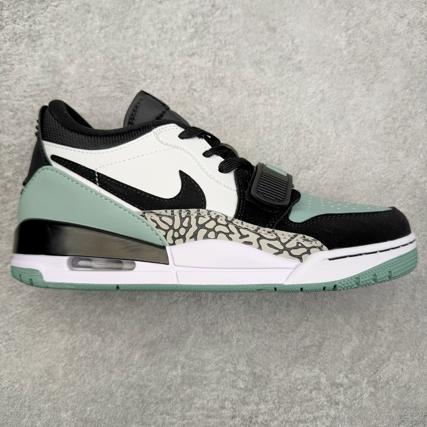 图片[9]-＃KZ神版 Air Jordan Legacy AJ312 复古篮球鞋 市场最强独一档产物 全套原纸板楦头开发 原厂大底磨具加持立体防滑纹理 原档数据后跟TPU子母扣魔术贴 原装可视Air Sole气垫 原汁原味最完美的312代版型 唯一正确鞋头趴度弧度高度鞋身腰线 进口港宝加持 后跟自然饱满 全鞋荧光划线卡点 追求极致完美 每一双都是工艺品 多重QC质检 超越公司货的品控标准 实实在在的免检产品 鞋身采用了皮革材质打造 横跨鞋面的魔术贴十分吸睛 侧面的Swoosh Logo的一部分被鞋面遮挡了一部分 颇具玩味 魔术贴上标有NK标识 而鞋舌上是Jordan的经典红色飞翼Logo 后跟和鞋底均采用了AJ3的设计 后跟上同样也使用了经典的爆裂纹图案 尺码：36 36.5 37.5 38 38.5 39 40 40.5 41 42 42.5 43 44 44.5 45 46 47.5-选品中心