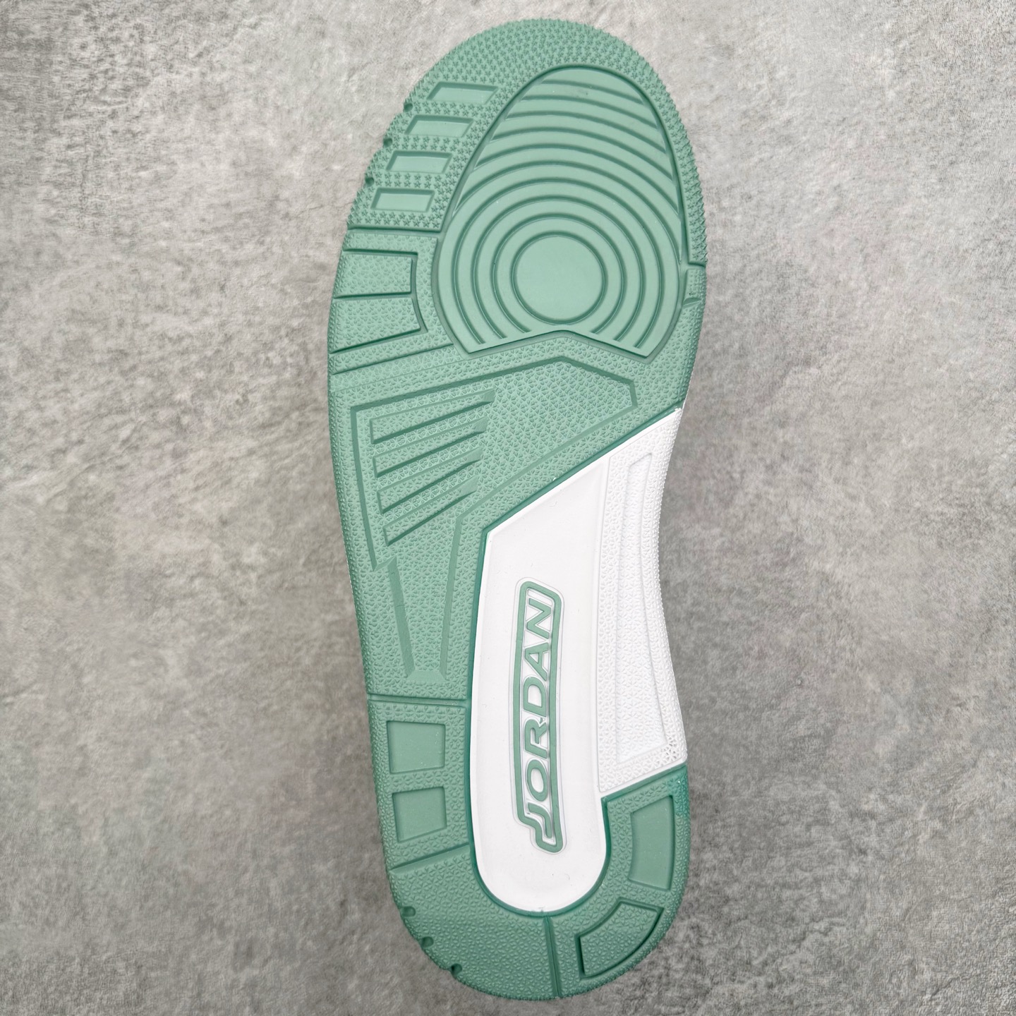 图片[9]-＃KZ神版 Air Jordan Legacy AJ312 复古篮球鞋 CD7069-109 市场最强独一档产物 全套原纸板楦头开发 原厂大底磨具加持立体防滑纹理 原档数据后跟TPU子母扣魔术贴 原装可视Air Sole气垫 原汁原味最完美的312代版型 唯一正确鞋头趴度弧度高度鞋身腰线 进口港宝加持 后跟自然饱满 全鞋荧光划线卡点 追求极致完美 每一双都是工艺品 多重QC质检 超越公司货的品控标准 实实在在的免检产品 鞋身采用了皮革材质打造 横跨鞋面的魔术贴十分吸睛 侧面的Swoosh Logo的一部分被鞋面遮挡了一部分 颇具玩味 魔术贴上标有NK标识 而鞋舌上是Jordan的经典红色飞翼Logo 后跟和鞋底均采用了AJ3的设计 后跟上同样也使用了经典的爆裂纹图案 尺码：36 36.5 37.5 38 38.5 39 40 40.5 41 42 42.5 43 44 44.5 45 46 47.5-选品中心