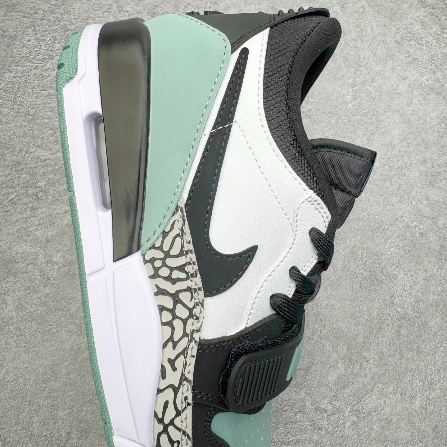 图片[6]-＃KZ神版 Air Jordan Legacy AJ312 复古篮球鞋 CD7069-109 市场最强独一档产物 全套原纸板楦头开发 原厂大底磨具加持立体防滑纹理 原档数据后跟TPU子母扣魔术贴 原装可视Air Sole气垫 原汁原味最完美的312代版型 唯一正确鞋头趴度弧度高度鞋身腰线 进口港宝加持 后跟自然饱满 全鞋荧光划线卡点 追求极致完美 每一双都是工艺品 多重QC质检 超越公司货的品控标准 实实在在的免检产品 鞋身采用了皮革材质打造 横跨鞋面的魔术贴十分吸睛 侧面的Swoosh Logo的一部分被鞋面遮挡了一部分 颇具玩味 魔术贴上标有NK标识 而鞋舌上是Jordan的经典红色飞翼Logo 后跟和鞋底均采用了AJ3的设计 后跟上同样也使用了经典的爆裂纹图案 尺码：36 36.5 37.5 38 38.5 39 40 40.5 41 42 42.5 43 44 44.5 45 46 47.5-选品中心