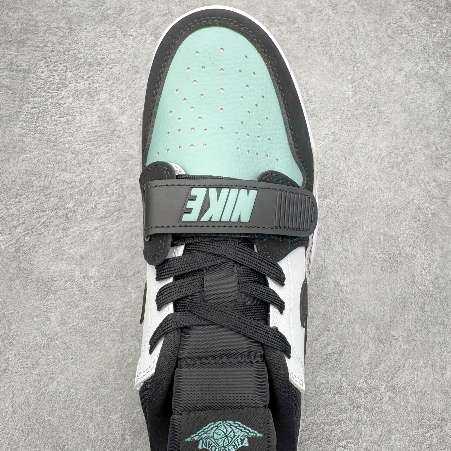 图片[4]-＃KZ神版 Air Jordan Legacy AJ312 复古篮球鞋 CD7069-109 市场最强独一档产物 全套原纸板楦头开发 原厂大底磨具加持立体防滑纹理 原档数据后跟TPU子母扣魔术贴 原装可视Air Sole气垫 原汁原味最完美的312代版型 唯一正确鞋头趴度弧度高度鞋身腰线 进口港宝加持 后跟自然饱满 全鞋荧光划线卡点 追求极致完美 每一双都是工艺品 多重QC质检 超越公司货的品控标准 实实在在的免检产品 鞋身采用了皮革材质打造 横跨鞋面的魔术贴十分吸睛 侧面的Swoosh Logo的一部分被鞋面遮挡了一部分 颇具玩味 魔术贴上标有NK标识 而鞋舌上是Jordan的经典红色飞翼Logo 后跟和鞋底均采用了AJ3的设计 后跟上同样也使用了经典的爆裂纹图案 尺码：36 36.5 37.5 38 38.5 39 40 40.5 41 42 42.5 43 44 44.5 45 46 47.5-选品中心