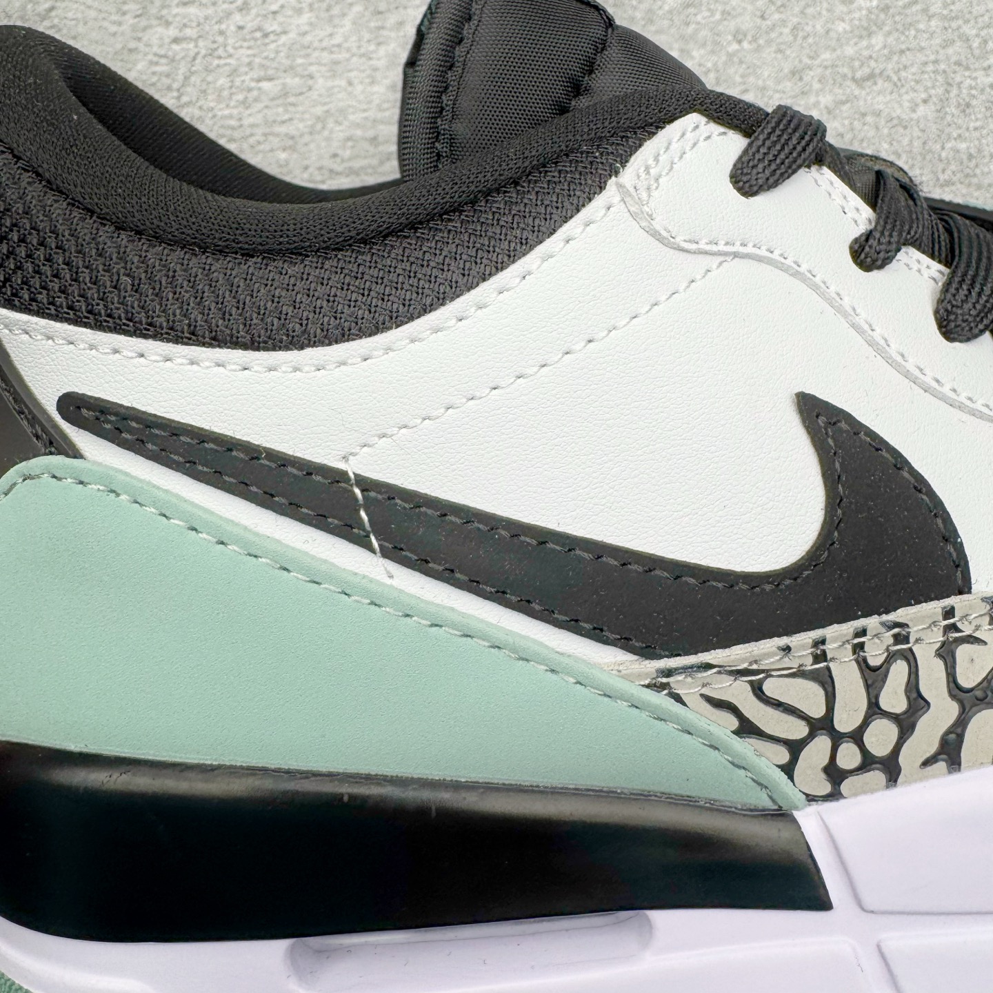 图片[13]-＃KZ神版 Air Jordan Legacy AJ312 复古篮球鞋 CD7069-109 市场最强独一档产物 全套原纸板楦头开发 原厂大底磨具加持立体防滑纹理 原档数据后跟TPU子母扣魔术贴 原装可视Air Sole气垫 原汁原味最完美的312代版型 唯一正确鞋头趴度弧度高度鞋身腰线 进口港宝加持 后跟自然饱满 全鞋荧光划线卡点 追求极致完美 每一双都是工艺品 多重QC质检 超越公司货的品控标准 实实在在的免检产品 鞋身采用了皮革材质打造 横跨鞋面的魔术贴十分吸睛 侧面的Swoosh Logo的一部分被鞋面遮挡了一部分 颇具玩味 魔术贴上标有NK标识 而鞋舌上是Jordan的经典红色飞翼Logo 后跟和鞋底均采用了AJ3的设计 后跟上同样也使用了经典的爆裂纹图案 尺码：36 36.5 37.5 38 38.5 39 40 40.5 41 42 42.5 43 44 44.5 45 46 47.5-选品中心