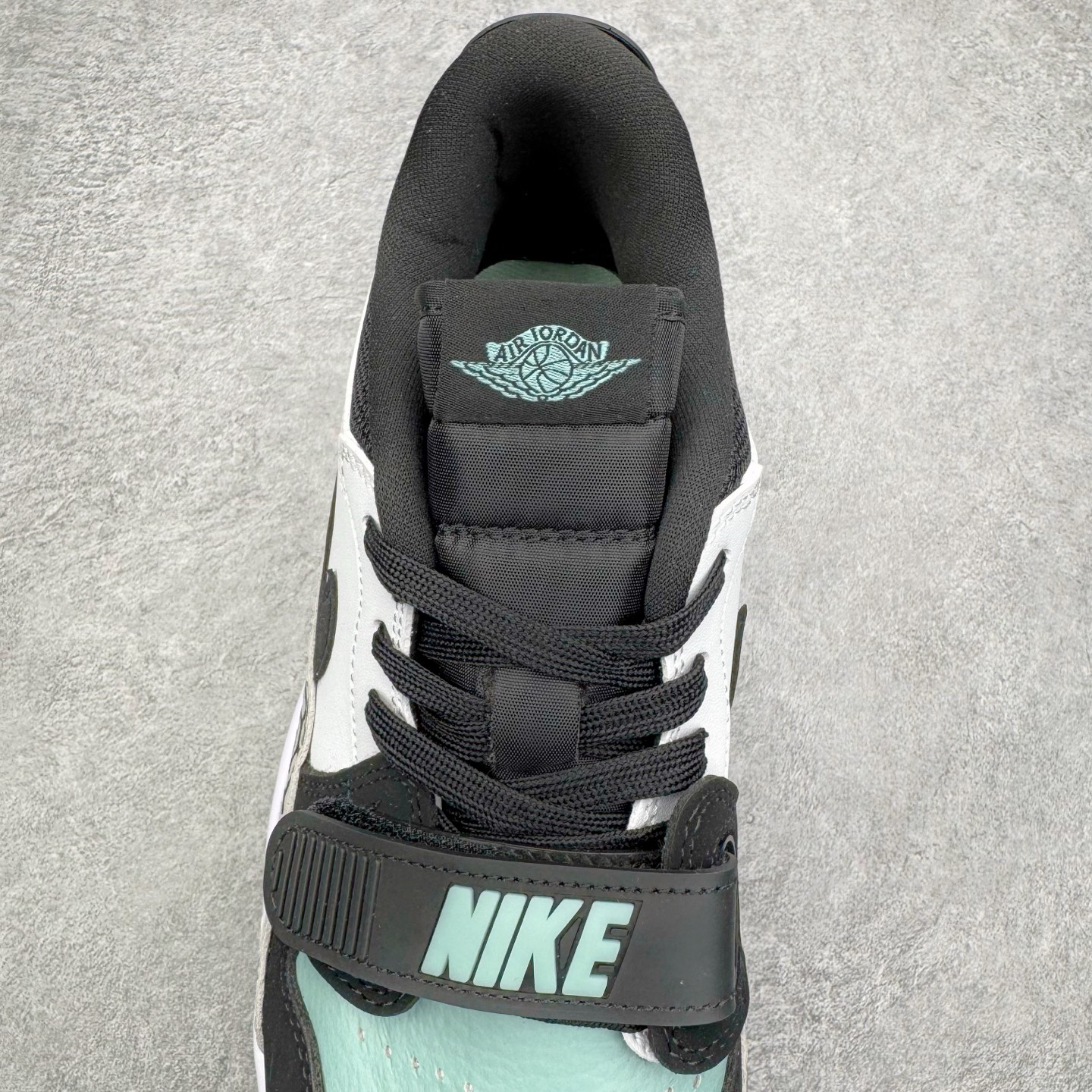 图片[5]-＃KZ神版 Air Jordan Legacy AJ312 复古篮球鞋 CD7069-109 市场最强独一档产物 全套原纸板楦头开发 原厂大底磨具加持立体防滑纹理 原档数据后跟TPU子母扣魔术贴 原装可视Air Sole气垫 原汁原味最完美的312代版型 唯一正确鞋头趴度弧度高度鞋身腰线 进口港宝加持 后跟自然饱满 全鞋荧光划线卡点 追求极致完美 每一双都是工艺品 多重QC质检 超越公司货的品控标准 实实在在的免检产品 鞋身采用了皮革材质打造 横跨鞋面的魔术贴十分吸睛 侧面的Swoosh Logo的一部分被鞋面遮挡了一部分 颇具玩味 魔术贴上标有NK标识 而鞋舌上是Jordan的经典红色飞翼Logo 后跟和鞋底均采用了AJ3的设计 后跟上同样也使用了经典的爆裂纹图案 尺码：36 36.5 37.5 38 38.5 39 40 40.5 41 42 42.5 43 44 44.5 45 46 47.5-选品中心