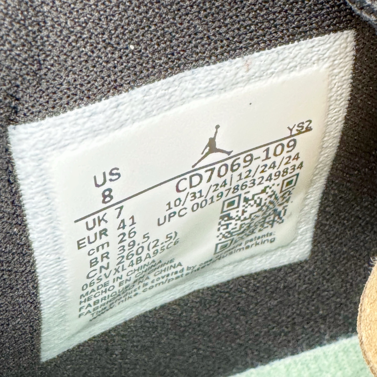 图片[10]-＃KZ神版 Air Jordan Legacy AJ312 复古篮球鞋 CD7069-109 市场最强独一档产物 全套原纸板楦头开发 原厂大底磨具加持立体防滑纹理 原档数据后跟TPU子母扣魔术贴 原装可视Air Sole气垫 原汁原味最完美的312代版型 唯一正确鞋头趴度弧度高度鞋身腰线 进口港宝加持 后跟自然饱满 全鞋荧光划线卡点 追求极致完美 每一双都是工艺品 多重QC质检 超越公司货的品控标准 实实在在的免检产品 鞋身采用了皮革材质打造 横跨鞋面的魔术贴十分吸睛 侧面的Swoosh Logo的一部分被鞋面遮挡了一部分 颇具玩味 魔术贴上标有NK标识 而鞋舌上是Jordan的经典红色飞翼Logo 后跟和鞋底均采用了AJ3的设计 后跟上同样也使用了经典的爆裂纹图案 尺码：36 36.5 37.5 38 38.5 39 40 40.5 41 42 42.5 43 44 44.5 45 46 47.5-选品中心