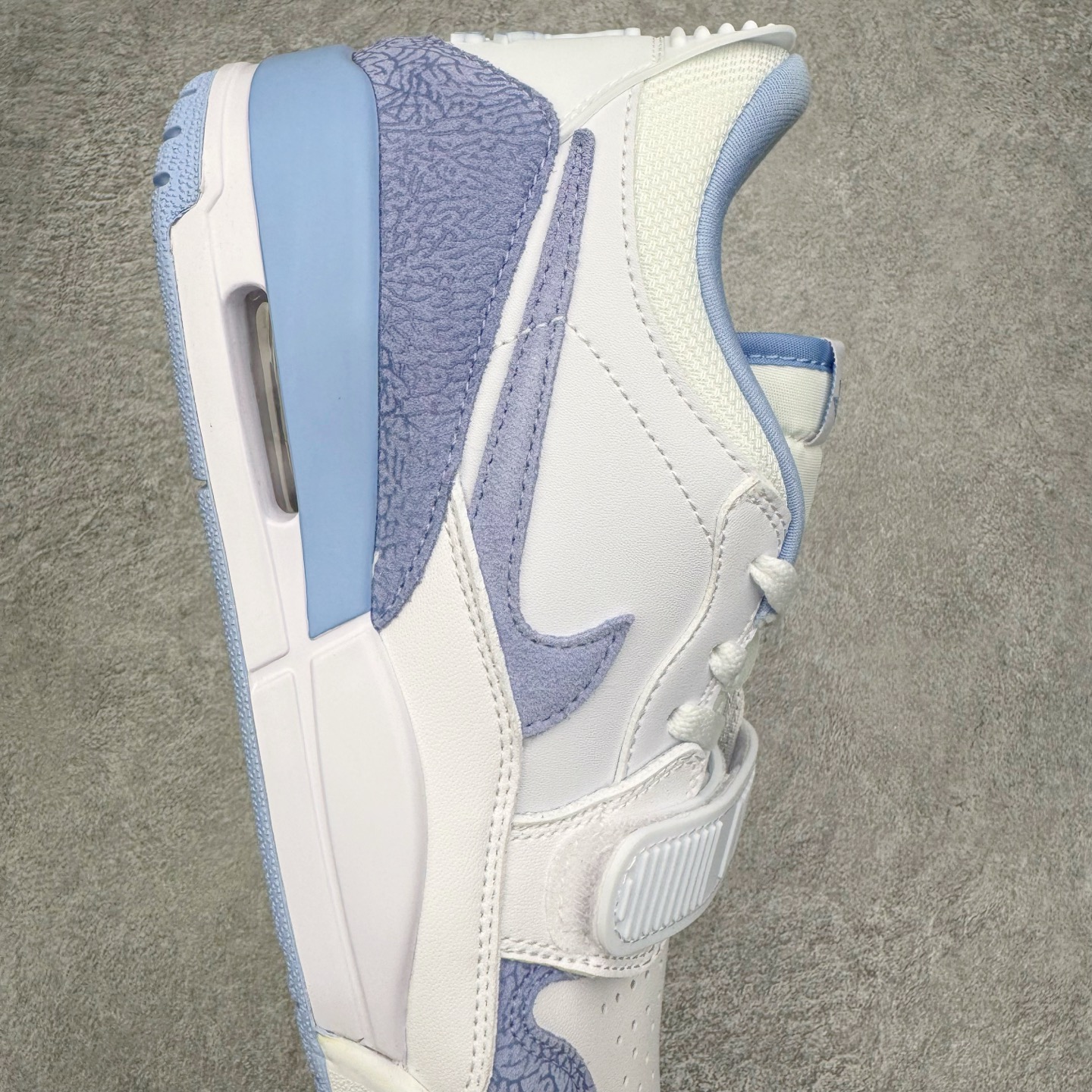 图片[6]-＃KZ神版 Air Jordan Legacy AJ312 复古篮球鞋 FQ7827-104 市场最强独一档产物 全套原纸板楦头开发 原厂大底磨具加持立体防滑纹理 原档数据后跟TPU子母扣魔术贴 原装可视Air Sole气垫 原汁原味最完美的312代版型 唯一正确鞋头趴度弧度高度鞋身腰线 进口港宝加持 后跟自然饱满 全鞋荧光划线卡点 追求极致完美 每一双都是工艺品 多重QC质检 超越公司货的品控标准 实实在在的免检产品 鞋身采用了皮革材质打造 横跨鞋面的魔术贴十分吸睛 侧面的Swoosh Logo的一部分被鞋面遮挡了一部分 颇具玩味 魔术贴上标有NK标识 而鞋舌上是Jordan的经典红色飞翼Logo 后跟和鞋底均采用了AJ3的设计 后跟上同样也使用了经典的爆裂纹图案 尺码：36 36.5 37.5 38 38.5 39 40 40.5 41 42 42.5 43 44 44.5 45 46 47.5-选品中心