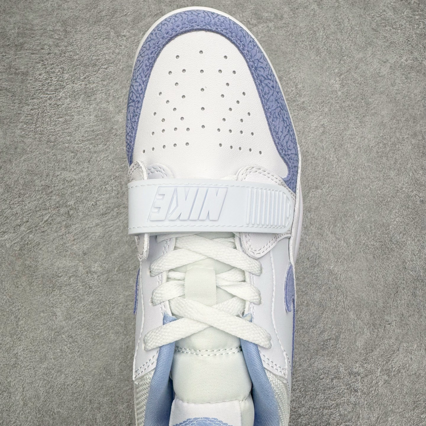 图片[4]-＃KZ神版 Air Jordan Legacy AJ312 复古篮球鞋 FQ7827-104 市场最强独一档产物 全套原纸板楦头开发 原厂大底磨具加持立体防滑纹理 原档数据后跟TPU子母扣魔术贴 原装可视Air Sole气垫 原汁原味最完美的312代版型 唯一正确鞋头趴度弧度高度鞋身腰线 进口港宝加持 后跟自然饱满 全鞋荧光划线卡点 追求极致完美 每一双都是工艺品 多重QC质检 超越公司货的品控标准 实实在在的免检产品 鞋身采用了皮革材质打造 横跨鞋面的魔术贴十分吸睛 侧面的Swoosh Logo的一部分被鞋面遮挡了一部分 颇具玩味 魔术贴上标有NK标识 而鞋舌上是Jordan的经典红色飞翼Logo 后跟和鞋底均采用了AJ3的设计 后跟上同样也使用了经典的爆裂纹图案 尺码：36 36.5 37.5 38 38.5 39 40 40.5 41 42 42.5 43 44 44.5 45 46 47.5-选品中心