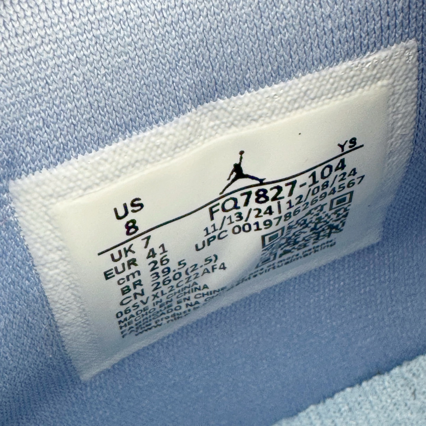 图片[10]-＃KZ神版 Air Jordan Legacy AJ312 复古篮球鞋 FQ7827-104 市场最强独一档产物 全套原纸板楦头开发 原厂大底磨具加持立体防滑纹理 原档数据后跟TPU子母扣魔术贴 原装可视Air Sole气垫 原汁原味最完美的312代版型 唯一正确鞋头趴度弧度高度鞋身腰线 进口港宝加持 后跟自然饱满 全鞋荧光划线卡点 追求极致完美 每一双都是工艺品 多重QC质检 超越公司货的品控标准 实实在在的免检产品 鞋身采用了皮革材质打造 横跨鞋面的魔术贴十分吸睛 侧面的Swoosh Logo的一部分被鞋面遮挡了一部分 颇具玩味 魔术贴上标有NK标识 而鞋舌上是Jordan的经典红色飞翼Logo 后跟和鞋底均采用了AJ3的设计 后跟上同样也使用了经典的爆裂纹图案 尺码：36 36.5 37.5 38 38.5 39 40 40.5 41 42 42.5 43 44 44.5 45 46 47.5-选品中心