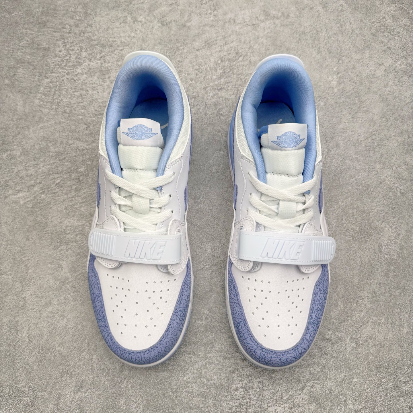 图片[2]-＃KZ神版 Air Jordan Legacy AJ312 复古篮球鞋 FQ7827-104 市场最强独一档产物 全套原纸板楦头开发 原厂大底磨具加持立体防滑纹理 原档数据后跟TPU子母扣魔术贴 原装可视Air Sole气垫 原汁原味最完美的312代版型 唯一正确鞋头趴度弧度高度鞋身腰线 进口港宝加持 后跟自然饱满 全鞋荧光划线卡点 追求极致完美 每一双都是工艺品 多重QC质检 超越公司货的品控标准 实实在在的免检产品 鞋身采用了皮革材质打造 横跨鞋面的魔术贴十分吸睛 侧面的Swoosh Logo的一部分被鞋面遮挡了一部分 颇具玩味 魔术贴上标有NK标识 而鞋舌上是Jordan的经典红色飞翼Logo 后跟和鞋底均采用了AJ3的设计 后跟上同样也使用了经典的爆裂纹图案 尺码：36 36.5 37.5 38 38.5 39 40 40.5 41 42 42.5 43 44 44.5 45 46 47.5-选品中心