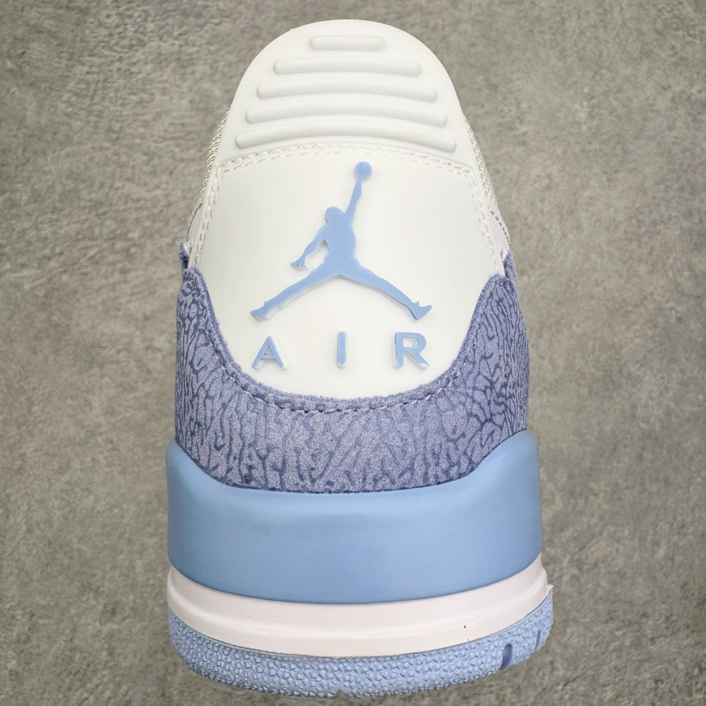 图片[8]-＃KZ神版 Air Jordan Legacy AJ312 复古篮球鞋 FQ7827-104 市场最强独一档产物 全套原纸板楦头开发 原厂大底磨具加持立体防滑纹理 原档数据后跟TPU子母扣魔术贴 原装可视Air Sole气垫 原汁原味最完美的312代版型 唯一正确鞋头趴度弧度高度鞋身腰线 进口港宝加持 后跟自然饱满 全鞋荧光划线卡点 追求极致完美 每一双都是工艺品 多重QC质检 超越公司货的品控标准 实实在在的免检产品 鞋身采用了皮革材质打造 横跨鞋面的魔术贴十分吸睛 侧面的Swoosh Logo的一部分被鞋面遮挡了一部分 颇具玩味 魔术贴上标有NK标识 而鞋舌上是Jordan的经典红色飞翼Logo 后跟和鞋底均采用了AJ3的设计 后跟上同样也使用了经典的爆裂纹图案 尺码：36 36.5 37.5 38 38.5 39 40 40.5 41 42 42.5 43 44 44.5 45 46 47.5-选品中心