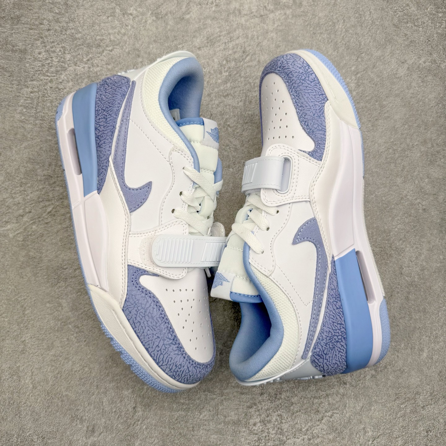 图片[3]-＃KZ神版 Air Jordan Legacy AJ312 复古篮球鞋 FQ7827-104 市场最强独一档产物 全套原纸板楦头开发 原厂大底磨具加持立体防滑纹理 原档数据后跟TPU子母扣魔术贴 原装可视Air Sole气垫 原汁原味最完美的312代版型 唯一正确鞋头趴度弧度高度鞋身腰线 进口港宝加持 后跟自然饱满 全鞋荧光划线卡点 追求极致完美 每一双都是工艺品 多重QC质检 超越公司货的品控标准 实实在在的免检产品 鞋身采用了皮革材质打造 横跨鞋面的魔术贴十分吸睛 侧面的Swoosh Logo的一部分被鞋面遮挡了一部分 颇具玩味 魔术贴上标有NK标识 而鞋舌上是Jordan的经典红色飞翼Logo 后跟和鞋底均采用了AJ3的设计 后跟上同样也使用了经典的爆裂纹图案 尺码：36 36.5 37.5 38 38.5 39 40 40.5 41 42 42.5 43 44 44.5 45 46 47.5-选品中心