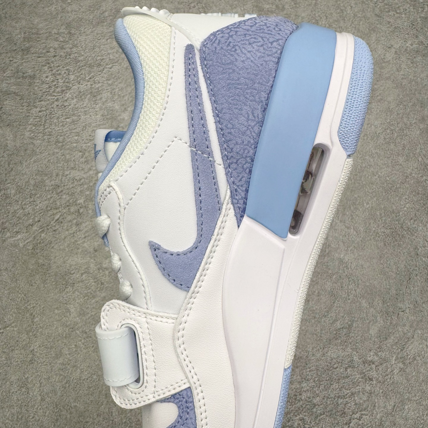 图片[7]-＃KZ神版 Air Jordan Legacy AJ312 复古篮球鞋 FQ7827-104 市场最强独一档产物 全套原纸板楦头开发 原厂大底磨具加持立体防滑纹理 原档数据后跟TPU子母扣魔术贴 原装可视Air Sole气垫 原汁原味最完美的312代版型 唯一正确鞋头趴度弧度高度鞋身腰线 进口港宝加持 后跟自然饱满 全鞋荧光划线卡点 追求极致完美 每一双都是工艺品 多重QC质检 超越公司货的品控标准 实实在在的免检产品 鞋身采用了皮革材质打造 横跨鞋面的魔术贴十分吸睛 侧面的Swoosh Logo的一部分被鞋面遮挡了一部分 颇具玩味 魔术贴上标有NK标识 而鞋舌上是Jordan的经典红色飞翼Logo 后跟和鞋底均采用了AJ3的设计 后跟上同样也使用了经典的爆裂纹图案 尺码：36 36.5 37.5 38 38.5 39 40 40.5 41 42 42.5 43 44 44.5 45 46 47.5-选品中心