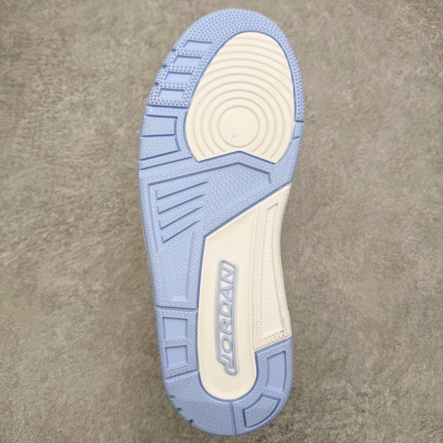 图片[9]-＃KZ神版 Air Jordan Legacy AJ312 复古篮球鞋 FQ7827-104 市场最强独一档产物 全套原纸板楦头开发 原厂大底磨具加持立体防滑纹理 原档数据后跟TPU子母扣魔术贴 原装可视Air Sole气垫 原汁原味最完美的312代版型 唯一正确鞋头趴度弧度高度鞋身腰线 进口港宝加持 后跟自然饱满 全鞋荧光划线卡点 追求极致完美 每一双都是工艺品 多重QC质检 超越公司货的品控标准 实实在在的免检产品 鞋身采用了皮革材质打造 横跨鞋面的魔术贴十分吸睛 侧面的Swoosh Logo的一部分被鞋面遮挡了一部分 颇具玩味 魔术贴上标有NK标识 而鞋舌上是Jordan的经典红色飞翼Logo 后跟和鞋底均采用了AJ3的设计 后跟上同样也使用了经典的爆裂纹图案 尺码：36 36.5 37.5 38 38.5 39 40 40.5 41 42 42.5 43 44 44.5 45 46 47.5-选品中心