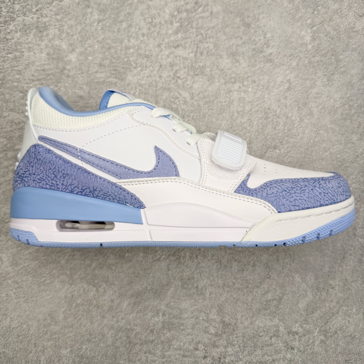 图片[8]-＃KZ神版 Air Jordan Legacy AJ312 复古篮球鞋 市场最强独一档产物 全套原纸板楦头开发 原厂大底磨具加持立体防滑纹理 原档数据后跟TPU子母扣魔术贴 原装可视Air Sole气垫 原汁原味最完美的312代版型 唯一正确鞋头趴度弧度高度鞋身腰线 进口港宝加持 后跟自然饱满 全鞋荧光划线卡点 追求极致完美 每一双都是工艺品 多重QC质检 超越公司货的品控标准 实实在在的免检产品 鞋身采用了皮革材质打造 横跨鞋面的魔术贴十分吸睛 侧面的Swoosh Logo的一部分被鞋面遮挡了一部分 颇具玩味 魔术贴上标有NK标识 而鞋舌上是Jordan的经典红色飞翼Logo 后跟和鞋底均采用了AJ3的设计 后跟上同样也使用了经典的爆裂纹图案 尺码：36 36.5 37.5 38 38.5 39 40 40.5 41 42 42.5 43 44 44.5 45 46 47.5-选品中心