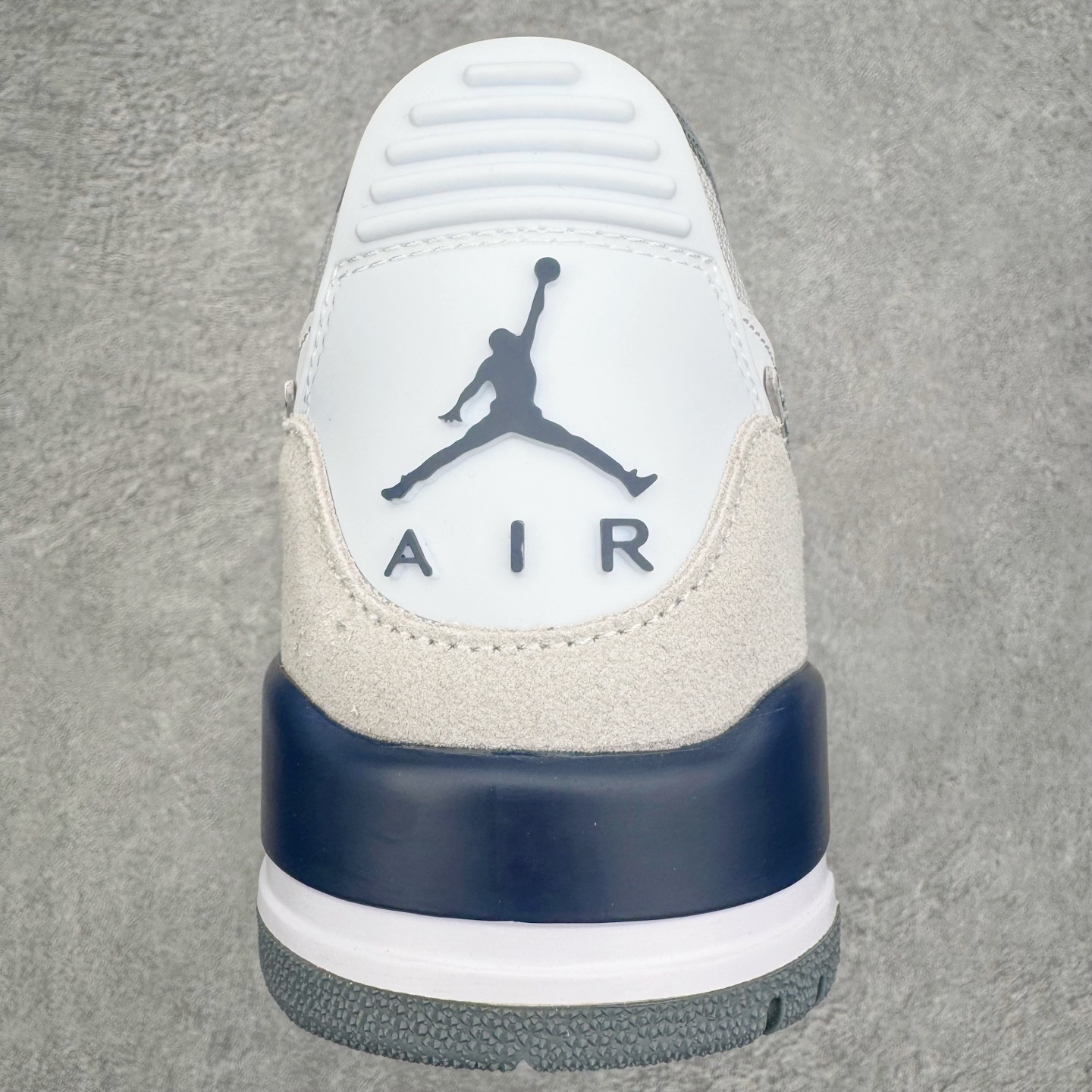 图片[8]-＃KZ神版 Air Jordan Legacy AJ312 复古篮球鞋 CD7069-124 市场最强独一档产物 全套原纸板楦头开发 原厂大底磨具加持立体防滑纹理 原档数据后跟TPU子母扣魔术贴 原装可视Air Sole气垫 原汁原味最完美的312代版型 唯一正确鞋头趴度弧度高度鞋身腰线 进口港宝加持 后跟自然饱满 全鞋荧光划线卡点 追求极致完美 每一双都是工艺品 多重QC质检 超越公司货的品控标准 实实在在的免检产品 鞋身采用了皮革材质打造 横跨鞋面的魔术贴十分吸睛 侧面的Swoosh Logo的一部分被鞋面遮挡了一部分 颇具玩味 魔术贴上标有NK标识 而鞋舌上是Jordan的经典红色飞翼Logo 后跟和鞋底均采用了AJ3的设计 后跟上同样也使用了经典的爆裂纹图案 尺码：36 36.5 37.5 38 38.5 39 40 40.5 41 42 42.5 43 44 44.5 45 46 47.5-选品中心