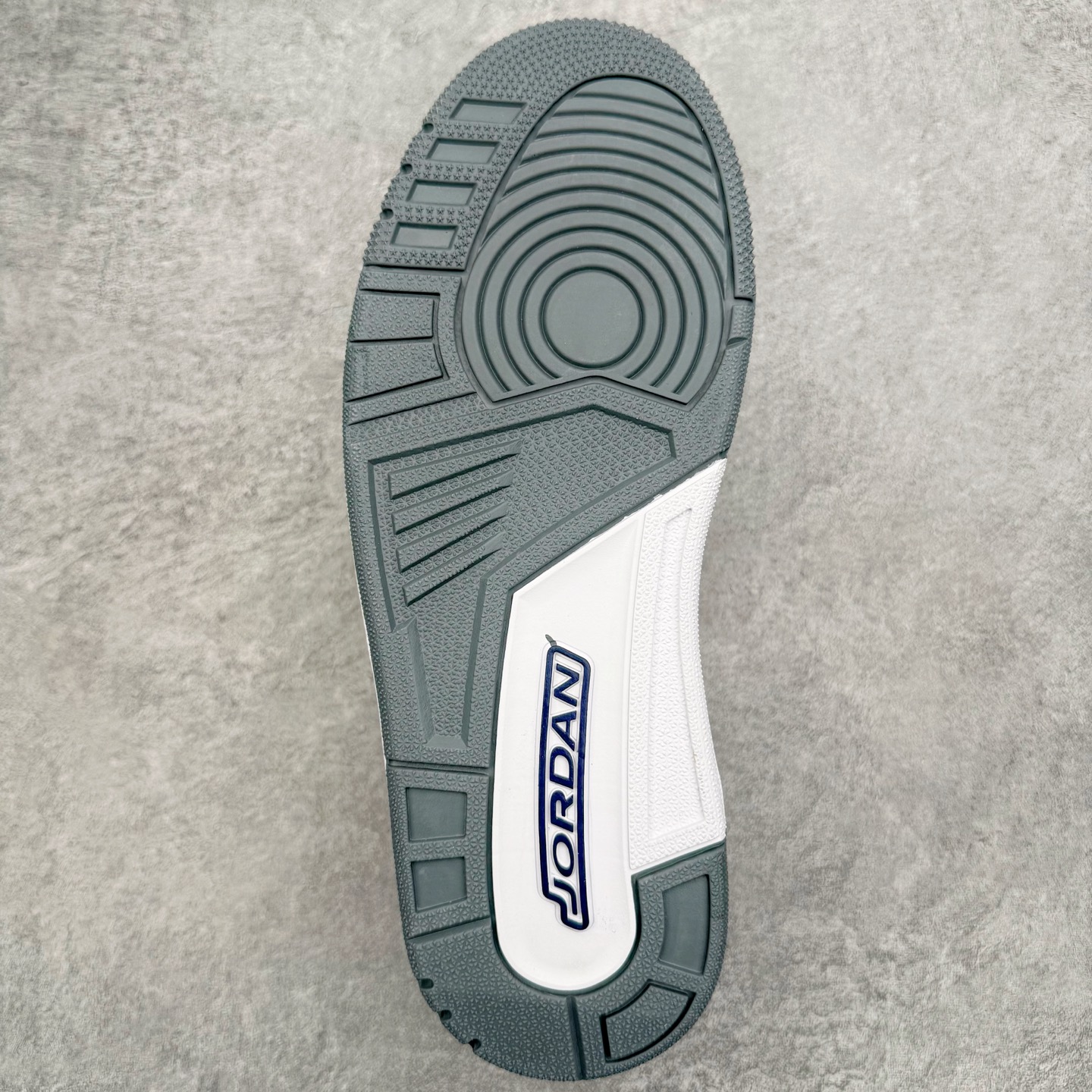 图片[9]-＃KZ神版 Air Jordan Legacy AJ312 复古篮球鞋 CD7069-124 市场最强独一档产物 全套原纸板楦头开发 原厂大底磨具加持立体防滑纹理 原档数据后跟TPU子母扣魔术贴 原装可视Air Sole气垫 原汁原味最完美的312代版型 唯一正确鞋头趴度弧度高度鞋身腰线 进口港宝加持 后跟自然饱满 全鞋荧光划线卡点 追求极致完美 每一双都是工艺品 多重QC质检 超越公司货的品控标准 实实在在的免检产品 鞋身采用了皮革材质打造 横跨鞋面的魔术贴十分吸睛 侧面的Swoosh Logo的一部分被鞋面遮挡了一部分 颇具玩味 魔术贴上标有NK标识 而鞋舌上是Jordan的经典红色飞翼Logo 后跟和鞋底均采用了AJ3的设计 后跟上同样也使用了经典的爆裂纹图案 尺码：36 36.5 37.5 38 38.5 39 40 40.5 41 42 42.5 43 44 44.5 45 46 47.5-选品中心