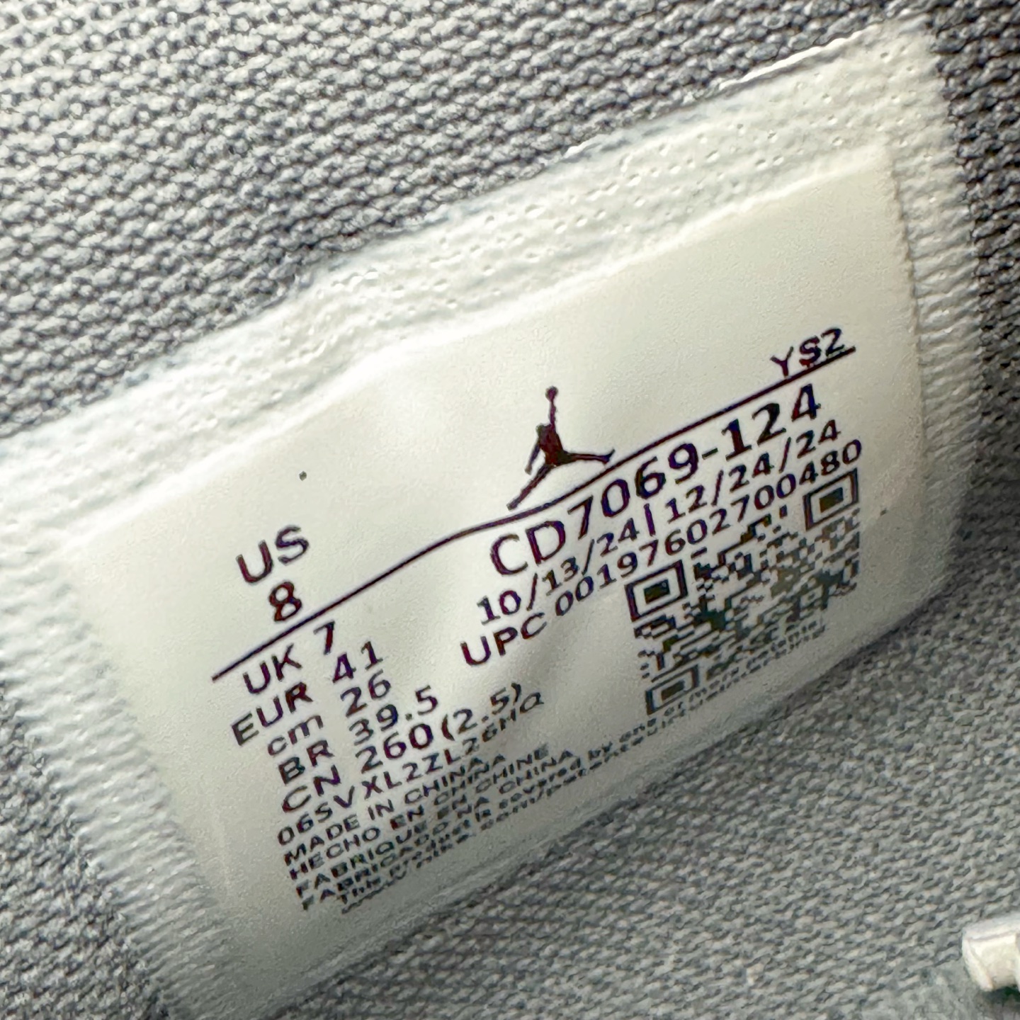 图片[10]-＃KZ神版 Air Jordan Legacy AJ312 复古篮球鞋 CD7069-124 市场最强独一档产物 全套原纸板楦头开发 原厂大底磨具加持立体防滑纹理 原档数据后跟TPU子母扣魔术贴 原装可视Air Sole气垫 原汁原味最完美的312代版型 唯一正确鞋头趴度弧度高度鞋身腰线 进口港宝加持 后跟自然饱满 全鞋荧光划线卡点 追求极致完美 每一双都是工艺品 多重QC质检 超越公司货的品控标准 实实在在的免检产品 鞋身采用了皮革材质打造 横跨鞋面的魔术贴十分吸睛 侧面的Swoosh Logo的一部分被鞋面遮挡了一部分 颇具玩味 魔术贴上标有NK标识 而鞋舌上是Jordan的经典红色飞翼Logo 后跟和鞋底均采用了AJ3的设计 后跟上同样也使用了经典的爆裂纹图案 尺码：36 36.5 37.5 38 38.5 39 40 40.5 41 42 42.5 43 44 44.5 45 46 47.5-选品中心