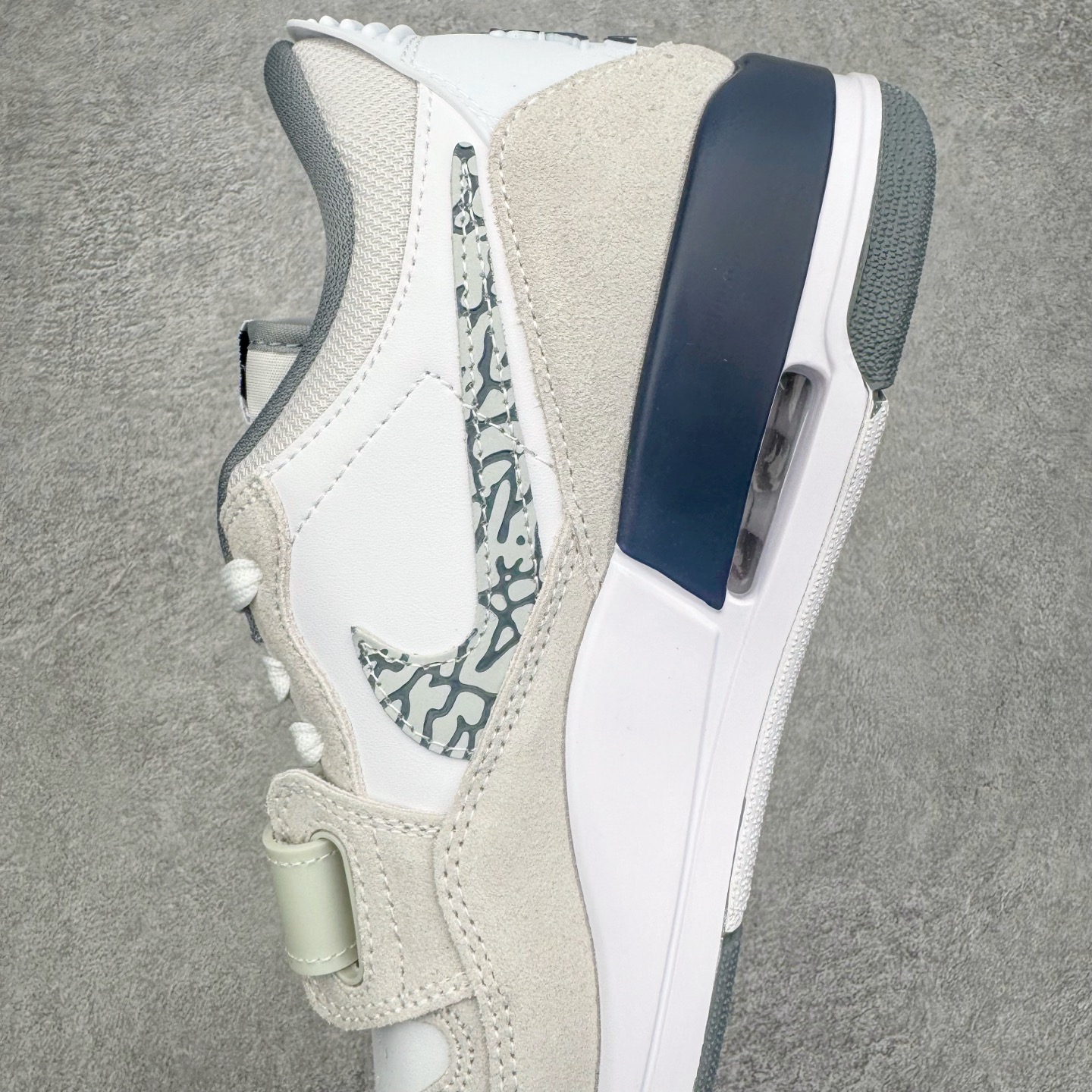 图片[7]-＃KZ神版 Air Jordan Legacy AJ312 复古篮球鞋 CD7069-124 市场最强独一档产物 全套原纸板楦头开发 原厂大底磨具加持立体防滑纹理 原档数据后跟TPU子母扣魔术贴 原装可视Air Sole气垫 原汁原味最完美的312代版型 唯一正确鞋头趴度弧度高度鞋身腰线 进口港宝加持 后跟自然饱满 全鞋荧光划线卡点 追求极致完美 每一双都是工艺品 多重QC质检 超越公司货的品控标准 实实在在的免检产品 鞋身采用了皮革材质打造 横跨鞋面的魔术贴十分吸睛 侧面的Swoosh Logo的一部分被鞋面遮挡了一部分 颇具玩味 魔术贴上标有NK标识 而鞋舌上是Jordan的经典红色飞翼Logo 后跟和鞋底均采用了AJ3的设计 后跟上同样也使用了经典的爆裂纹图案 尺码：36 36.5 37.5 38 38.5 39 40 40.5 41 42 42.5 43 44 44.5 45 46 47.5-选品中心