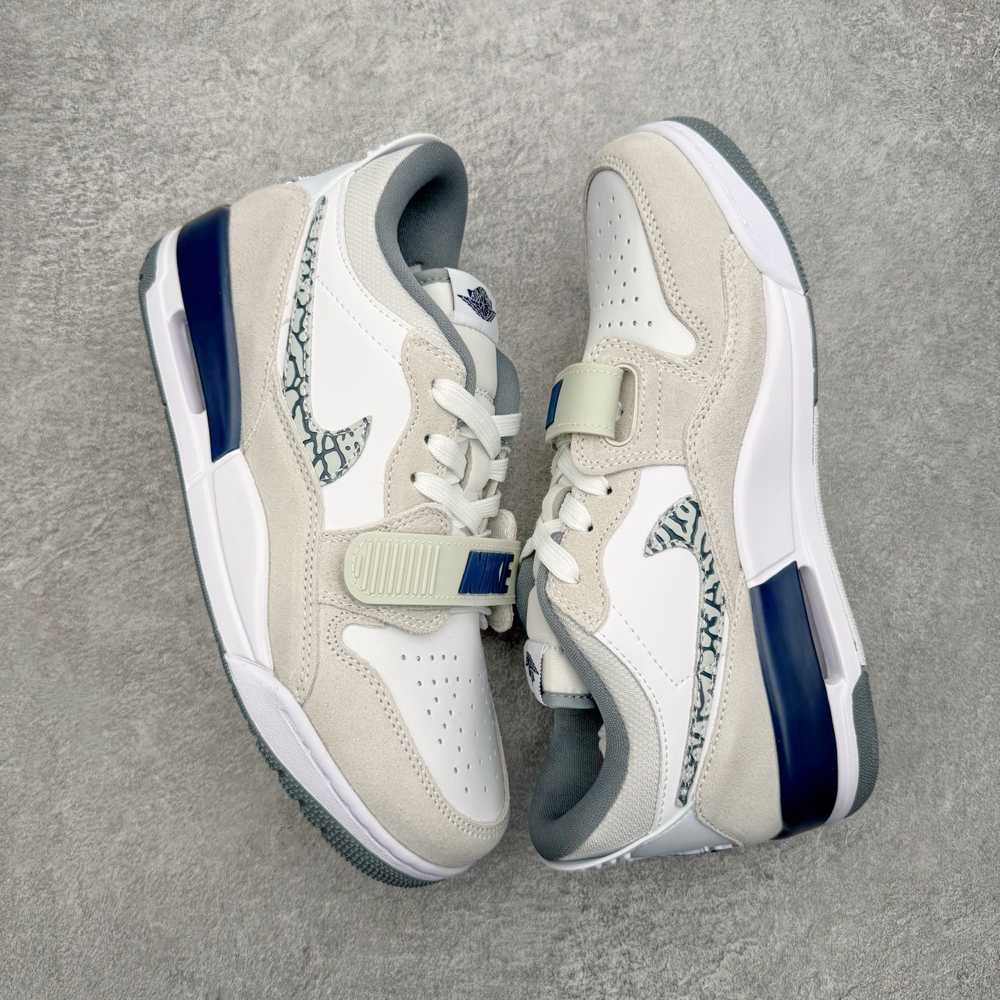 图片[3]-＃KZ神版 Air Jordan Legacy AJ312 复古篮球鞋 CD7069-124 市场最强独一档产物 全套原纸板楦头开发 原厂大底磨具加持立体防滑纹理 原档数据后跟TPU子母扣魔术贴 原装可视Air Sole气垫 原汁原味最完美的312代版型 唯一正确鞋头趴度弧度高度鞋身腰线 进口港宝加持 后跟自然饱满 全鞋荧光划线卡点 追求极致完美 每一双都是工艺品 多重QC质检 超越公司货的品控标准 实实在在的免检产品 鞋身采用了皮革材质打造 横跨鞋面的魔术贴十分吸睛 侧面的Swoosh Logo的一部分被鞋面遮挡了一部分 颇具玩味 魔术贴上标有NK标识 而鞋舌上是Jordan的经典红色飞翼Logo 后跟和鞋底均采用了AJ3的设计 后跟上同样也使用了经典的爆裂纹图案 尺码：36 36.5 37.5 38 38.5 39 40 40.5 41 42 42.5 43 44 44.5 45 46 47.5-选品中心