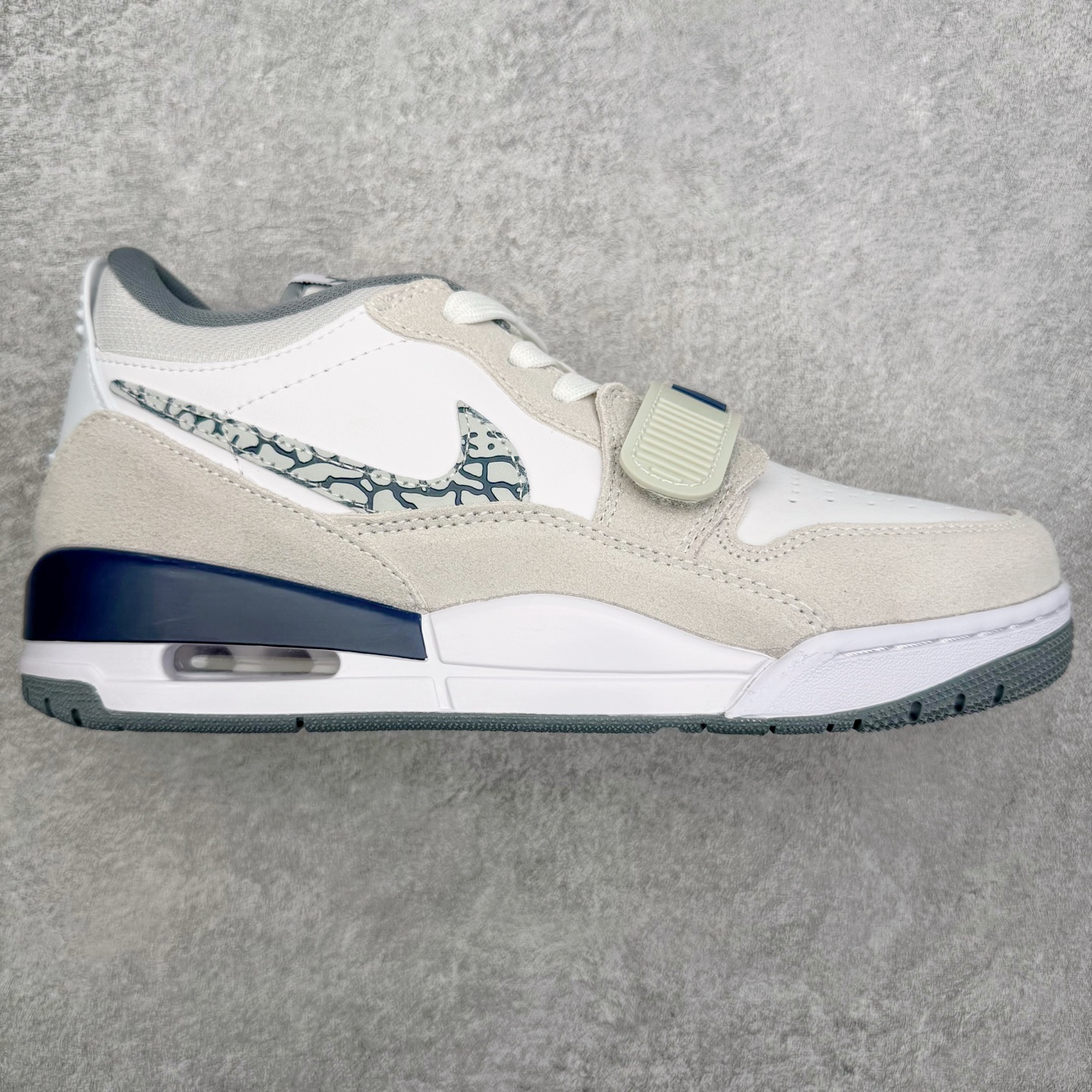 ＃KZ神版 Air Jordan Legacy AJ312 复古篮球鞋 CD7069-124 市场最强独一档产物 全套原纸板楦头开发 原厂大底磨具加持立体防滑纹理 原档数据后跟TPU子母扣魔术贴 原装可视Air Sole气垫 原汁原味最完美的312代版型 唯一正确鞋头趴度弧度高度鞋身腰线 进口港宝加持 后跟自然饱满 全鞋荧光划线卡点 追求极致完美 每一双都是工艺品 多重QC质检 超越公司货的品控标准 实实在在的免检产品 鞋身采用了皮革材质打造 横跨鞋面的魔术贴十分吸睛 侧面的Swoosh Logo的一部分被鞋面遮挡了一部分 颇具玩味 魔术贴上标有NK标识 而鞋舌上是Jordan的经典红色飞翼Logo 后跟和鞋底均采用了AJ3的设计 后跟上同样也使用了经典的爆裂纹图案 尺码：36 36.5 37.5 38 38.5 39 40 40.5 41 42 42.5 43 44 44.5 45 46 47.5-选品中心