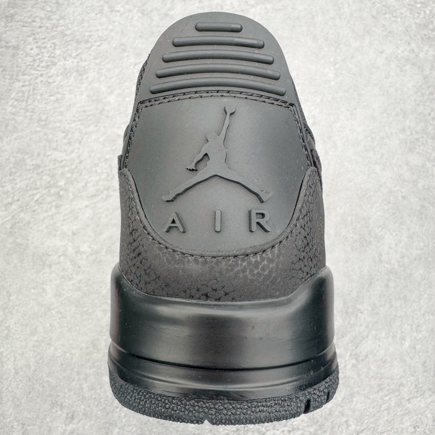 图片[8]-＃KZ神版 Air Jordan Legacy AJ312 复古篮球鞋 IQ9784-001 市场最强独一档产物 全套原纸板楦头开发 原厂大底磨具加持立体防滑纹理 原档数据后跟TPU子母扣魔术贴 原装可视Air Sole气垫 原汁原味最完美的312代版型 唯一正确鞋头趴度弧度高度鞋身腰线 进口港宝加持 后跟自然饱满 全鞋荧光划线卡点 追求极致完美 每一双都是工艺品 多重QC质检 超越公司货的品控标准 实实在在的免检产品 鞋身采用了皮革材质打造 横跨鞋面的魔术贴十分吸睛 侧面的Swoosh Logo的一部分被鞋面遮挡了一部分 颇具玩味 魔术贴上标有NK标识 而鞋舌上是Jordan的经典红色飞翼Logo 后跟和鞋底均采用了AJ3的设计 后跟上同样也使用了经典的爆裂纹图案 尺码：36 36.5 37.5 38 38.5 39 40 40.5 41 42 42.5 43 44 44.5 45 46 47.5-选品中心