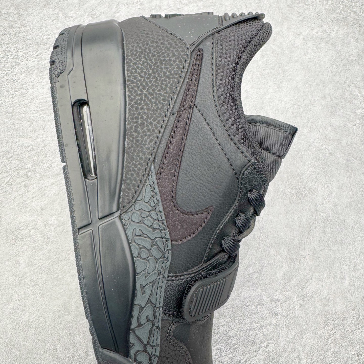 图片[6]-＃KZ神版 Air Jordan Legacy AJ312 复古篮球鞋 IQ9784-001 市场最强独一档产物 全套原纸板楦头开发 原厂大底磨具加持立体防滑纹理 原档数据后跟TPU子母扣魔术贴 原装可视Air Sole气垫 原汁原味最完美的312代版型 唯一正确鞋头趴度弧度高度鞋身腰线 进口港宝加持 后跟自然饱满 全鞋荧光划线卡点 追求极致完美 每一双都是工艺品 多重QC质检 超越公司货的品控标准 实实在在的免检产品 鞋身采用了皮革材质打造 横跨鞋面的魔术贴十分吸睛 侧面的Swoosh Logo的一部分被鞋面遮挡了一部分 颇具玩味 魔术贴上标有NK标识 而鞋舌上是Jordan的经典红色飞翼Logo 后跟和鞋底均采用了AJ3的设计 后跟上同样也使用了经典的爆裂纹图案 尺码：36 36.5 37.5 38 38.5 39 40 40.5 41 42 42.5 43 44 44.5 45 46 47.5-选品中心